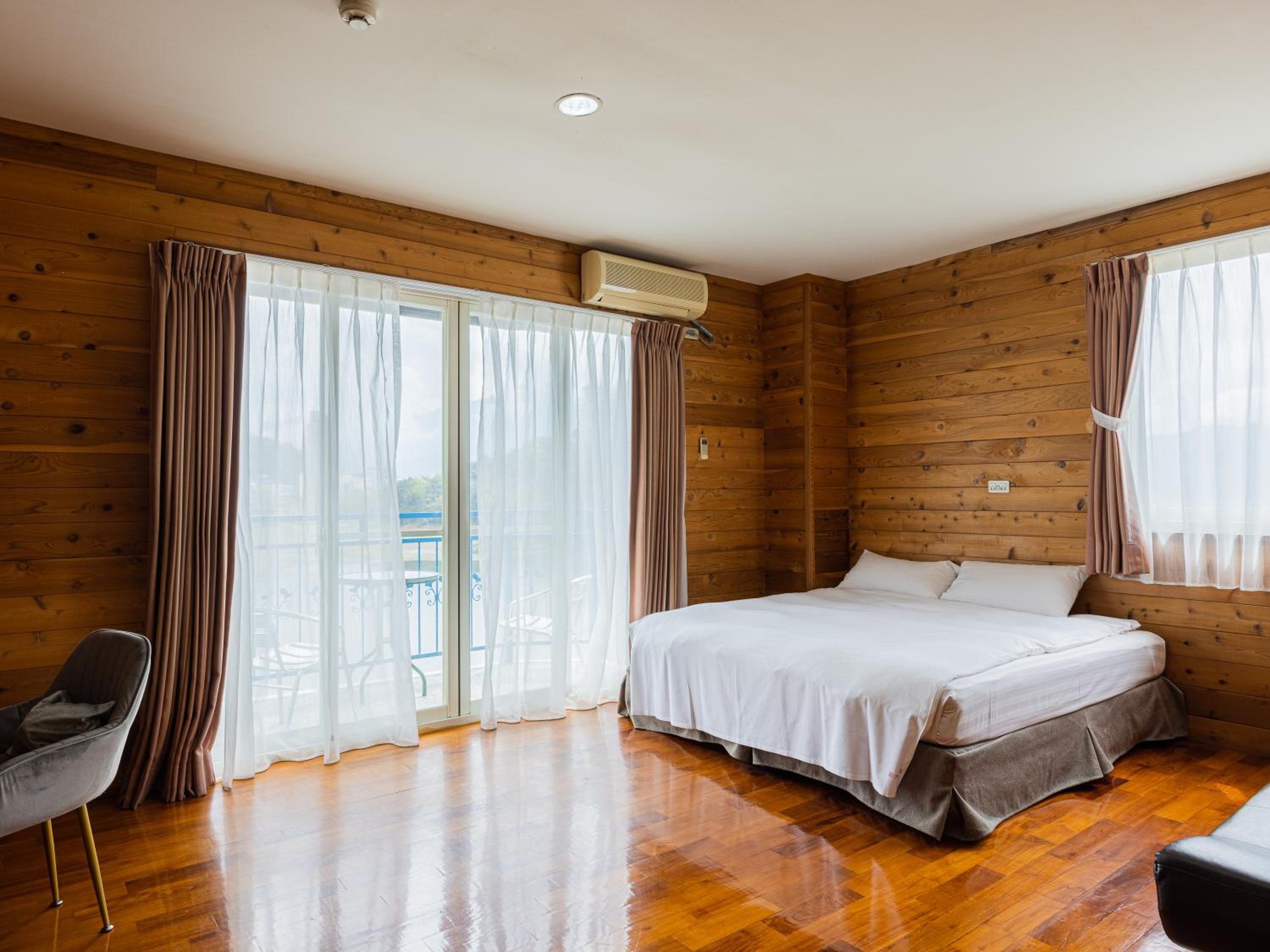 King Room with Lake View photo 2