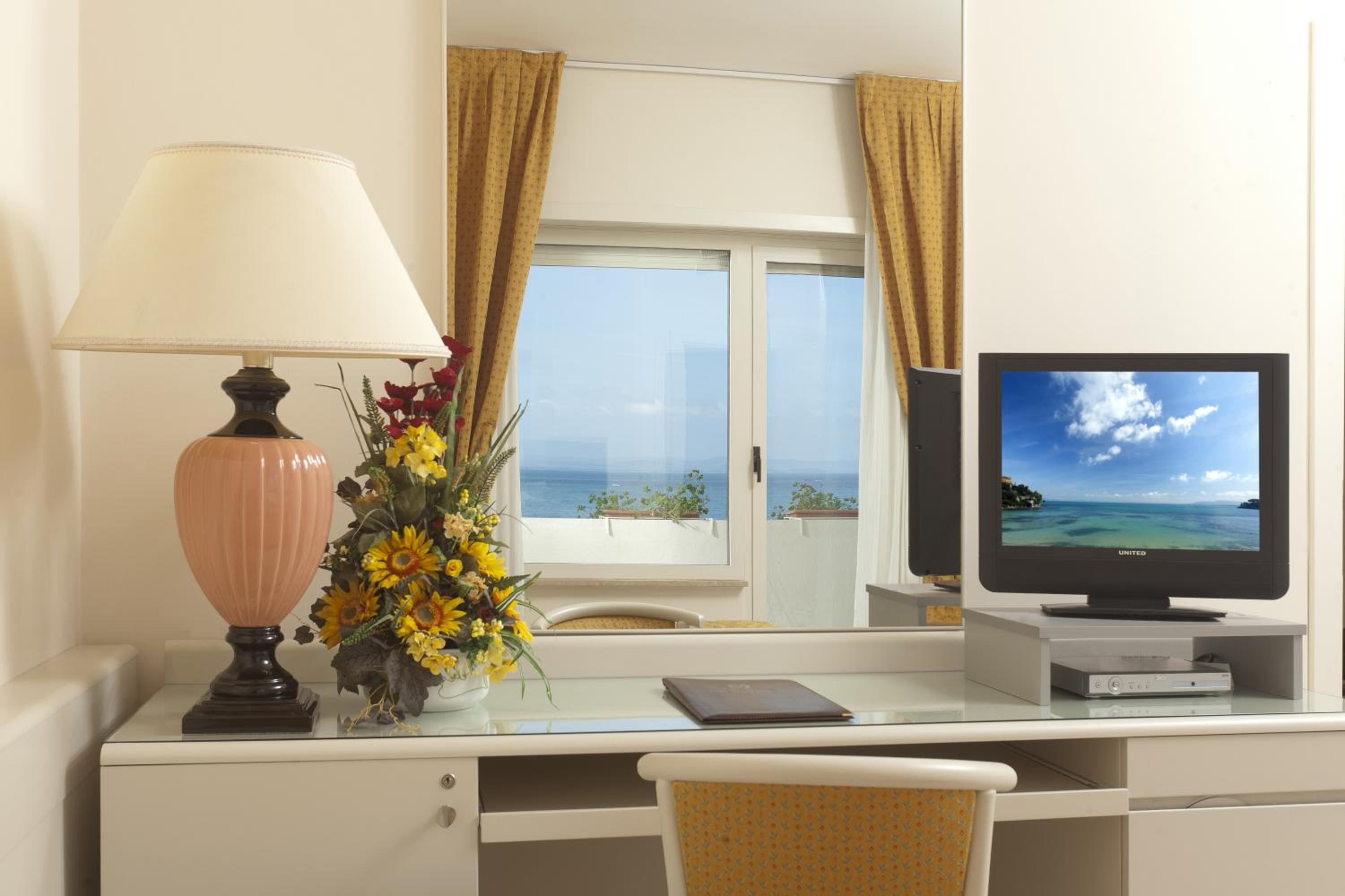 Superior Double Room with Sea View - Photo 5
