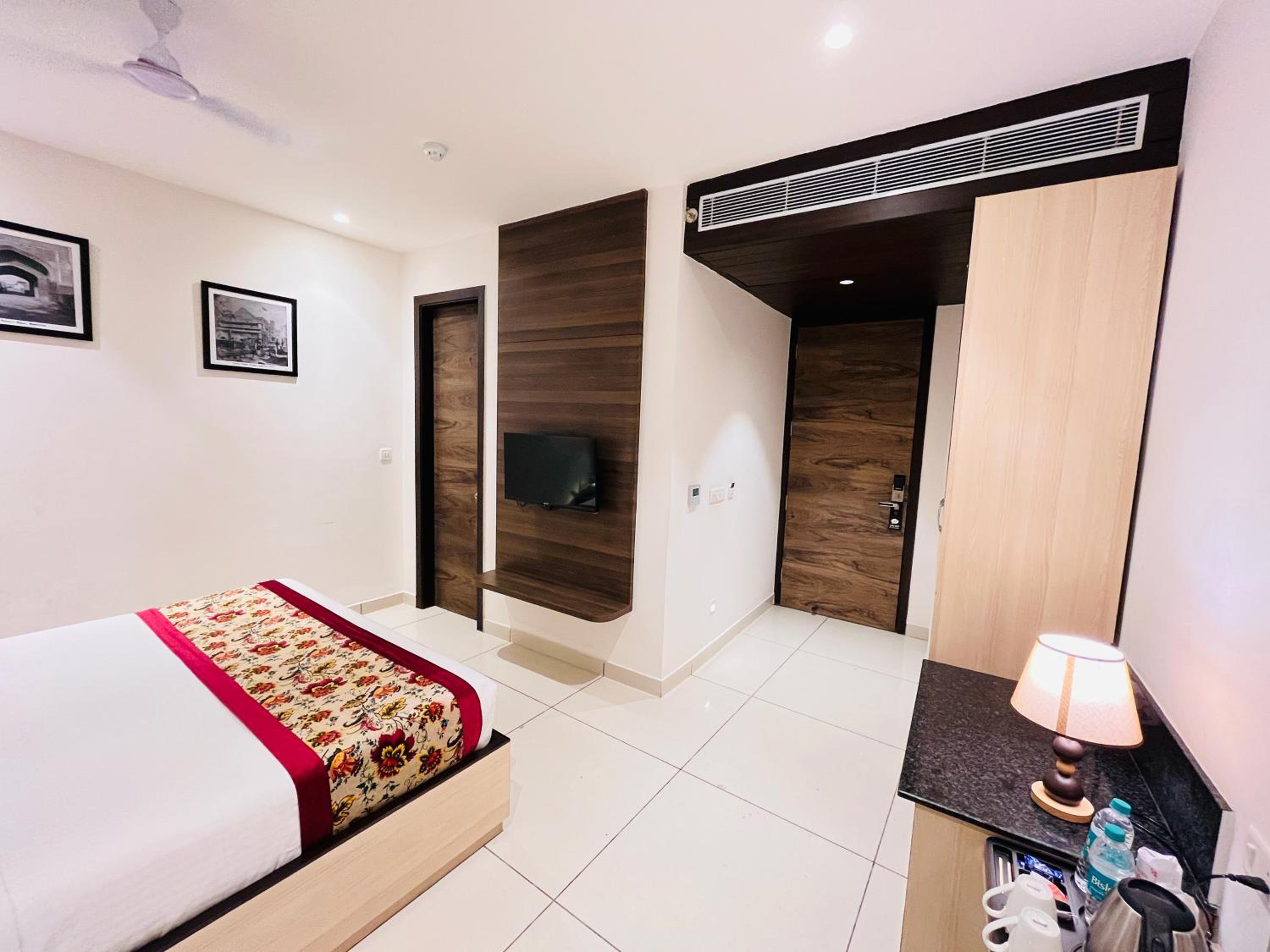 Superior King Room - Photo 7