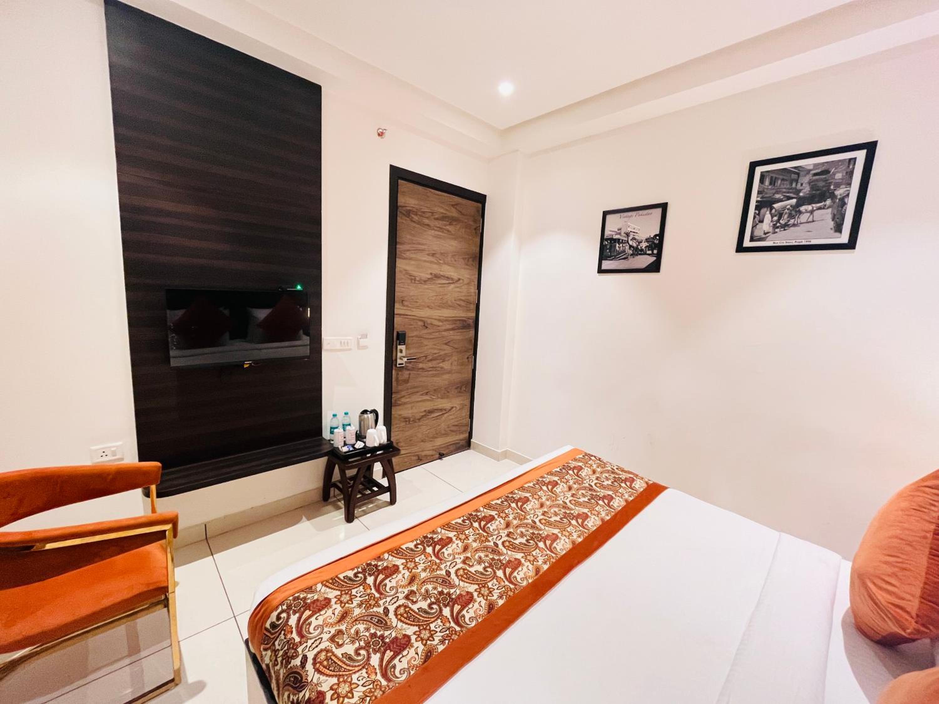 Standard Queen Room - Photo 10