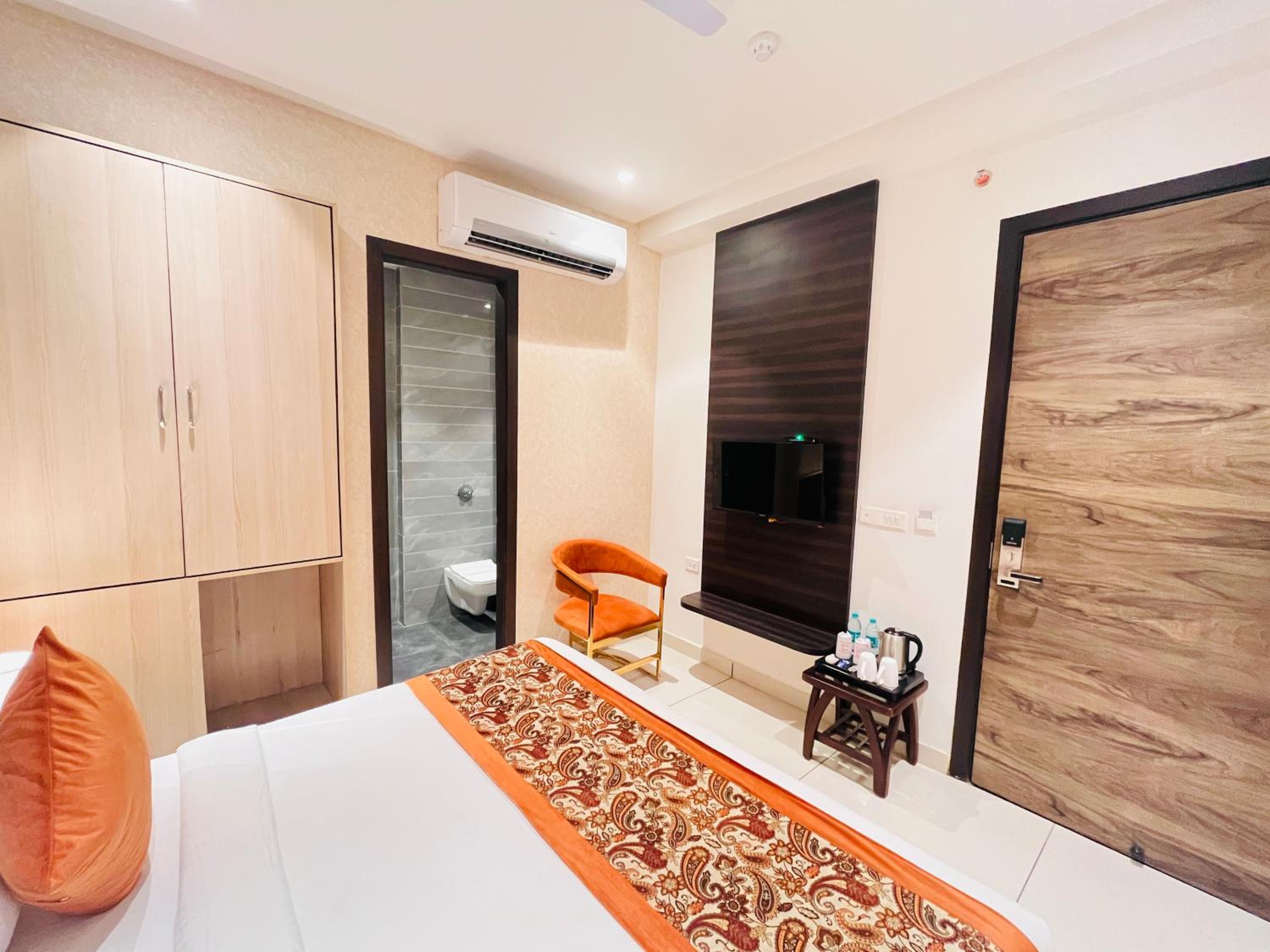 Standard Queen Room - Photo 11