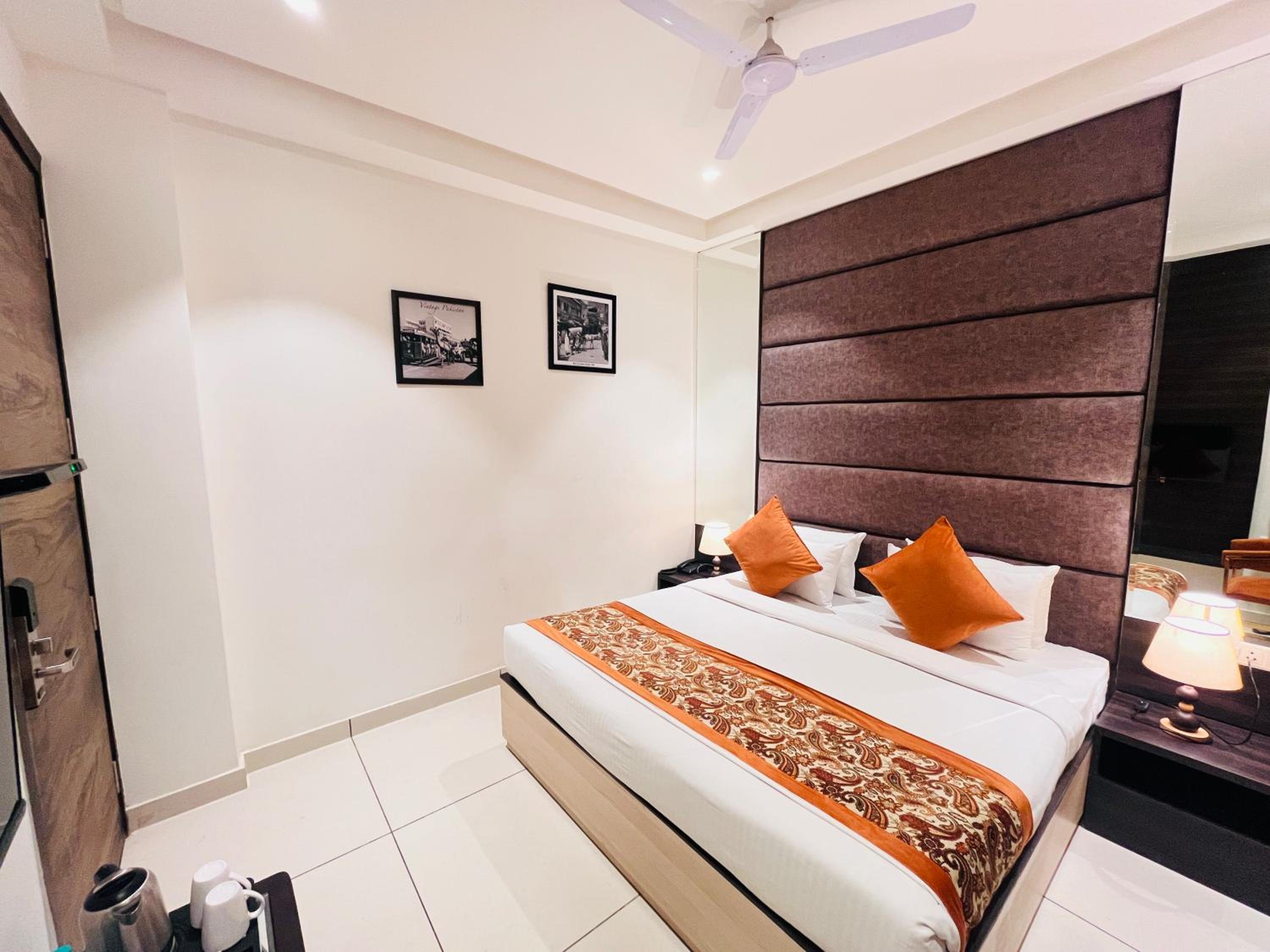 Standard Queen Room - Photo 13