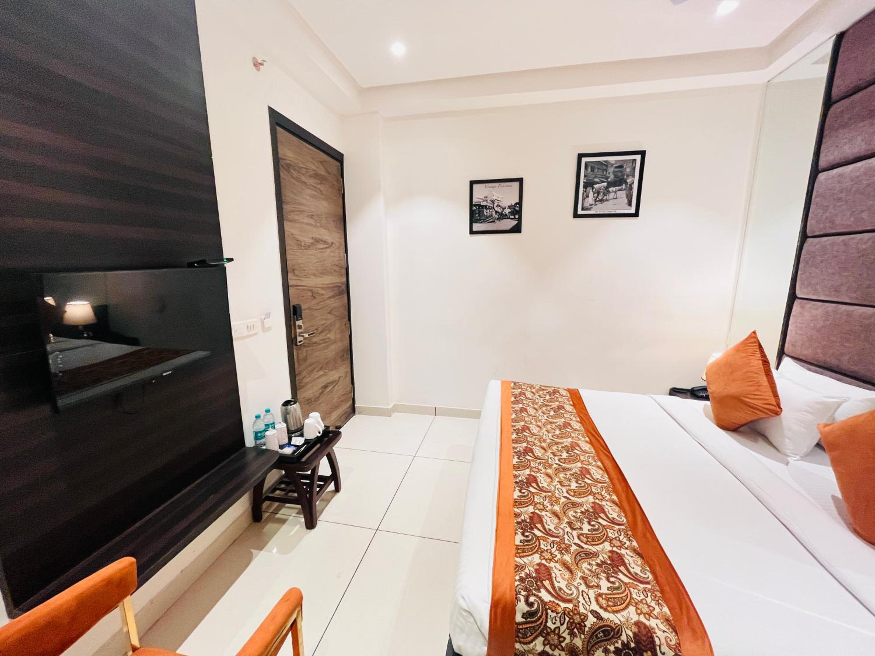 Standard Queen Room - Photo 12