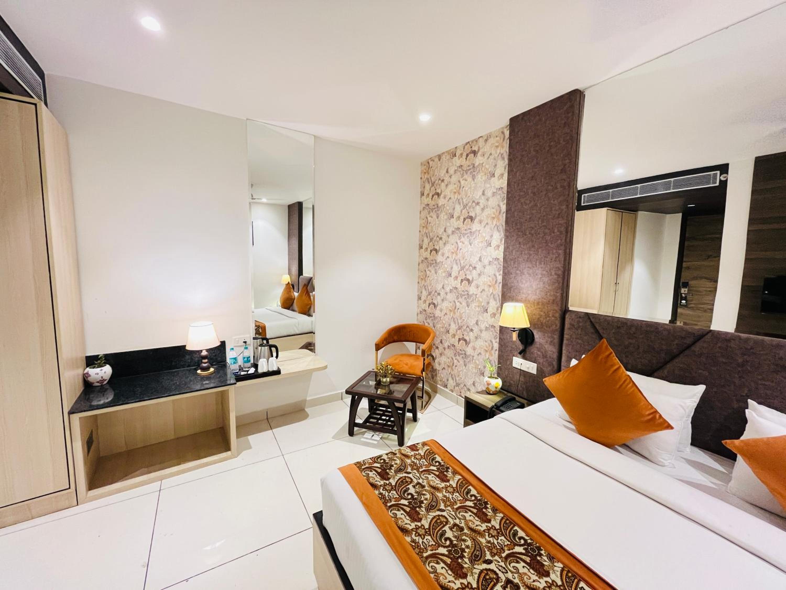 Superior King Room - Photo 11