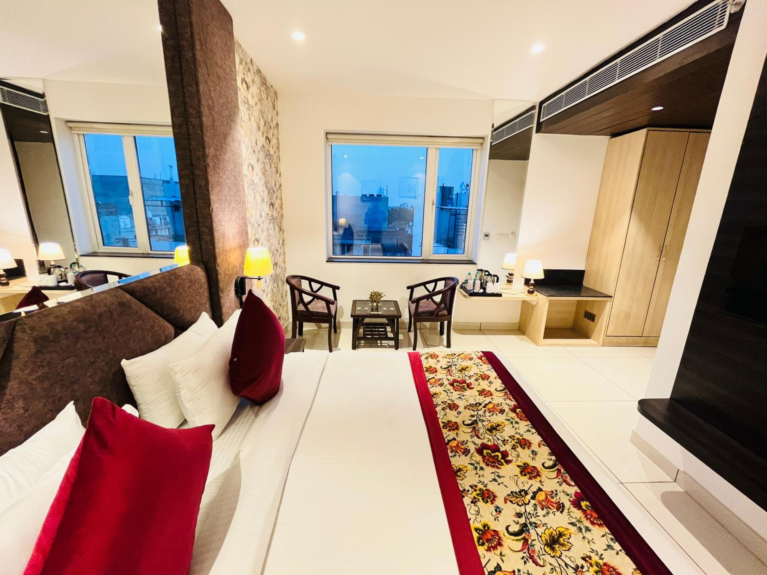 Executive Suite - Photo 16