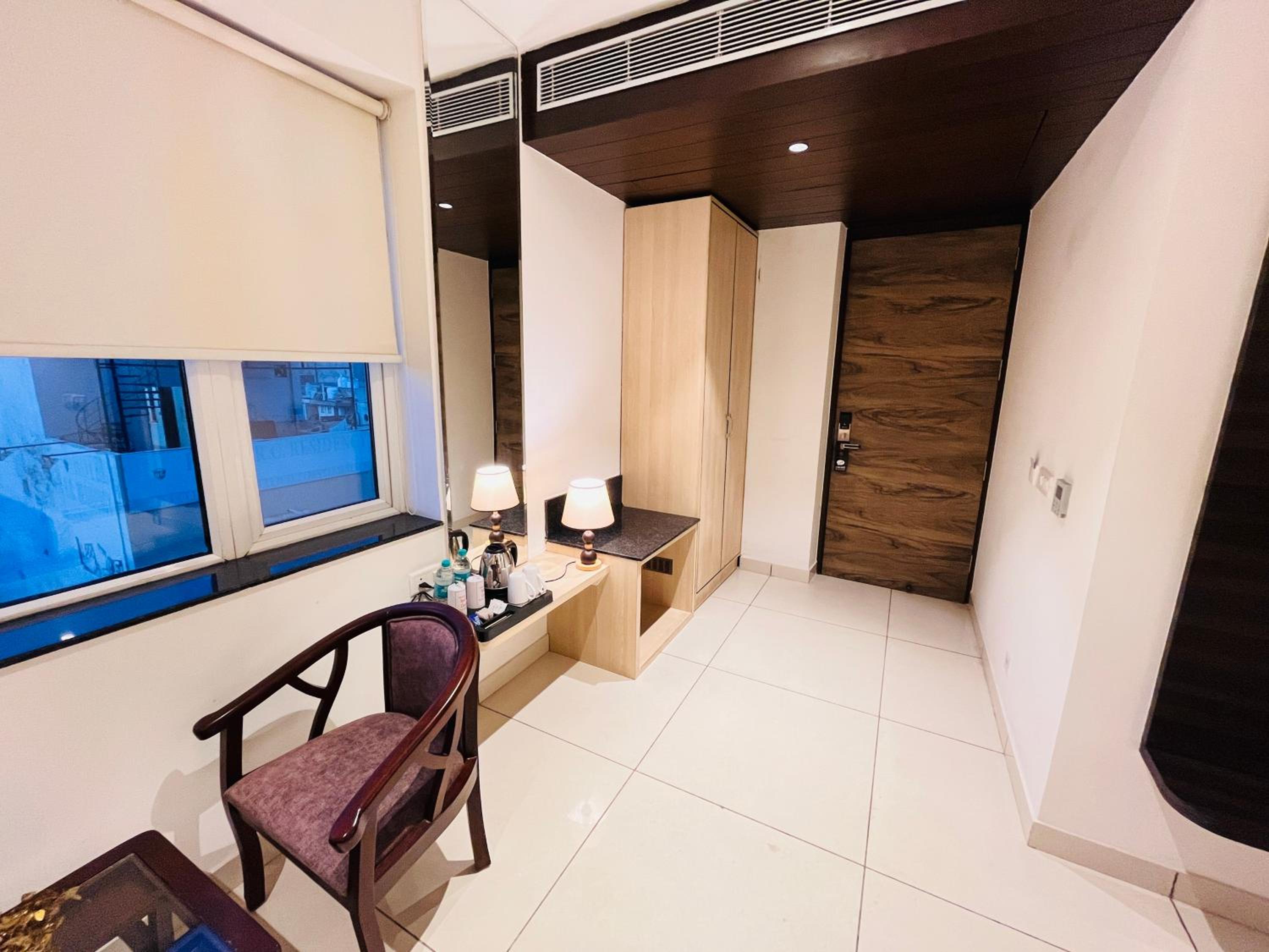 Executive Suite - Photo 14