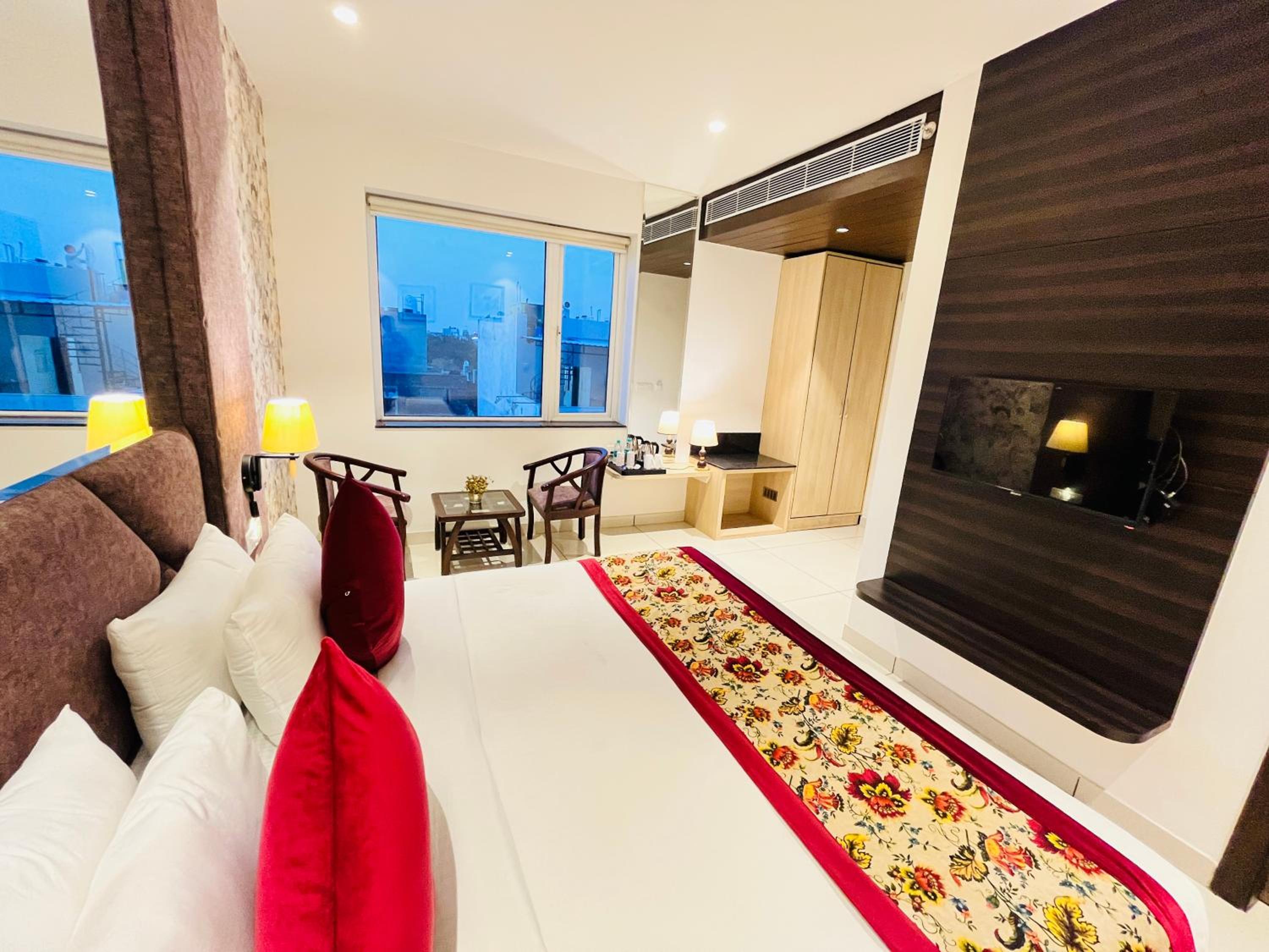 Executive Suite - Photo 15