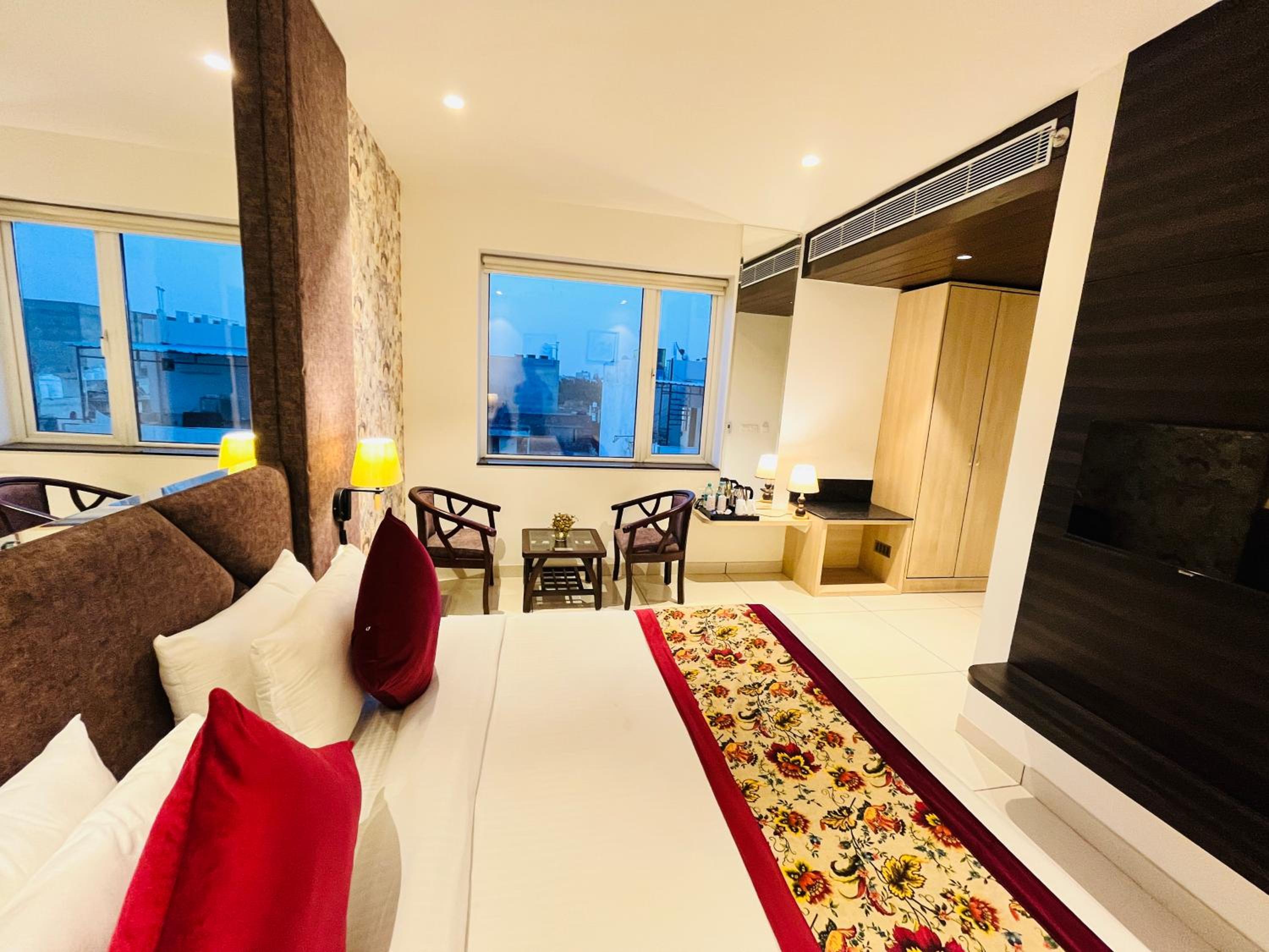 Executive Suite - Photo 17