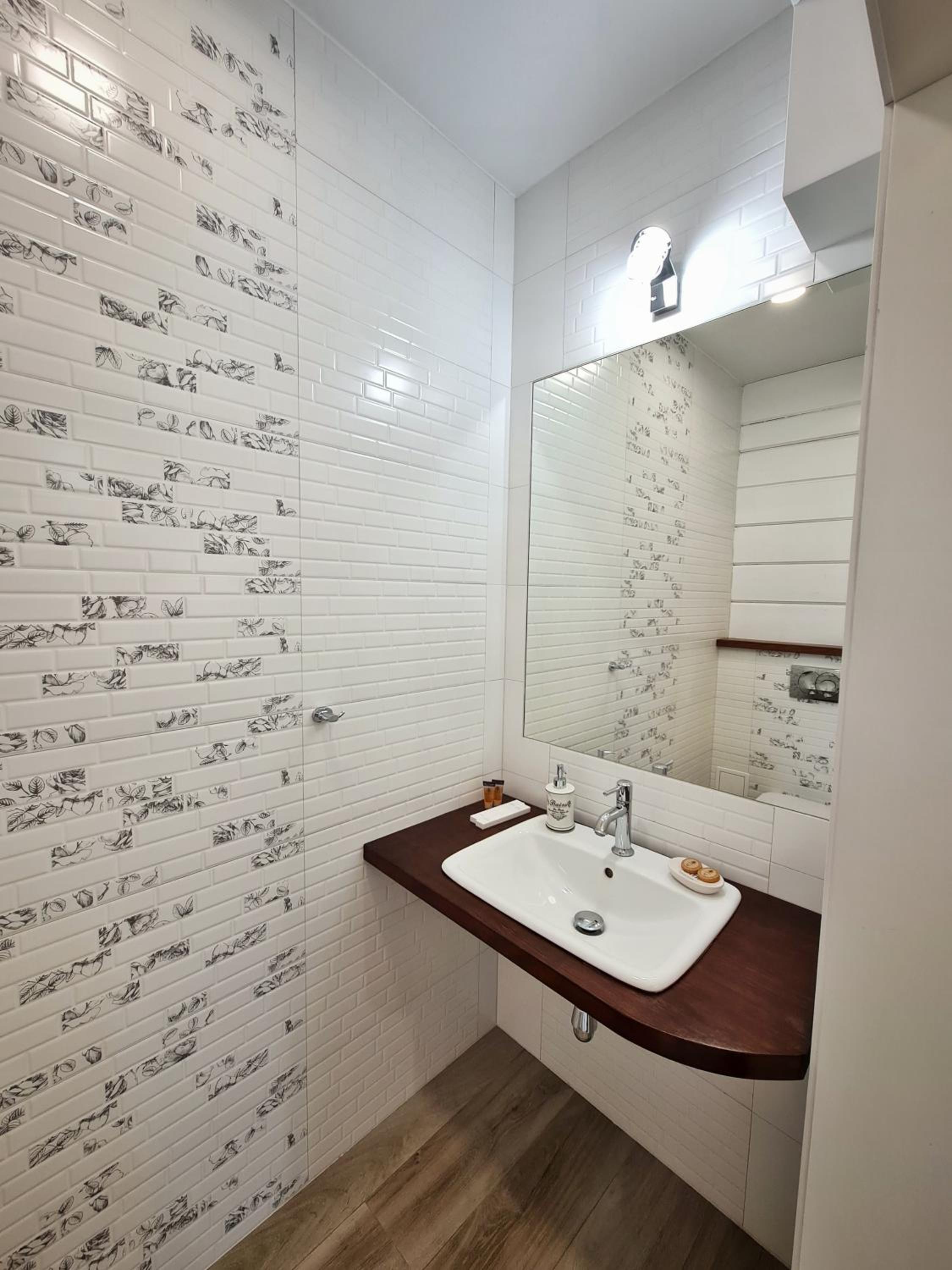 Large Double Room - Photo 3