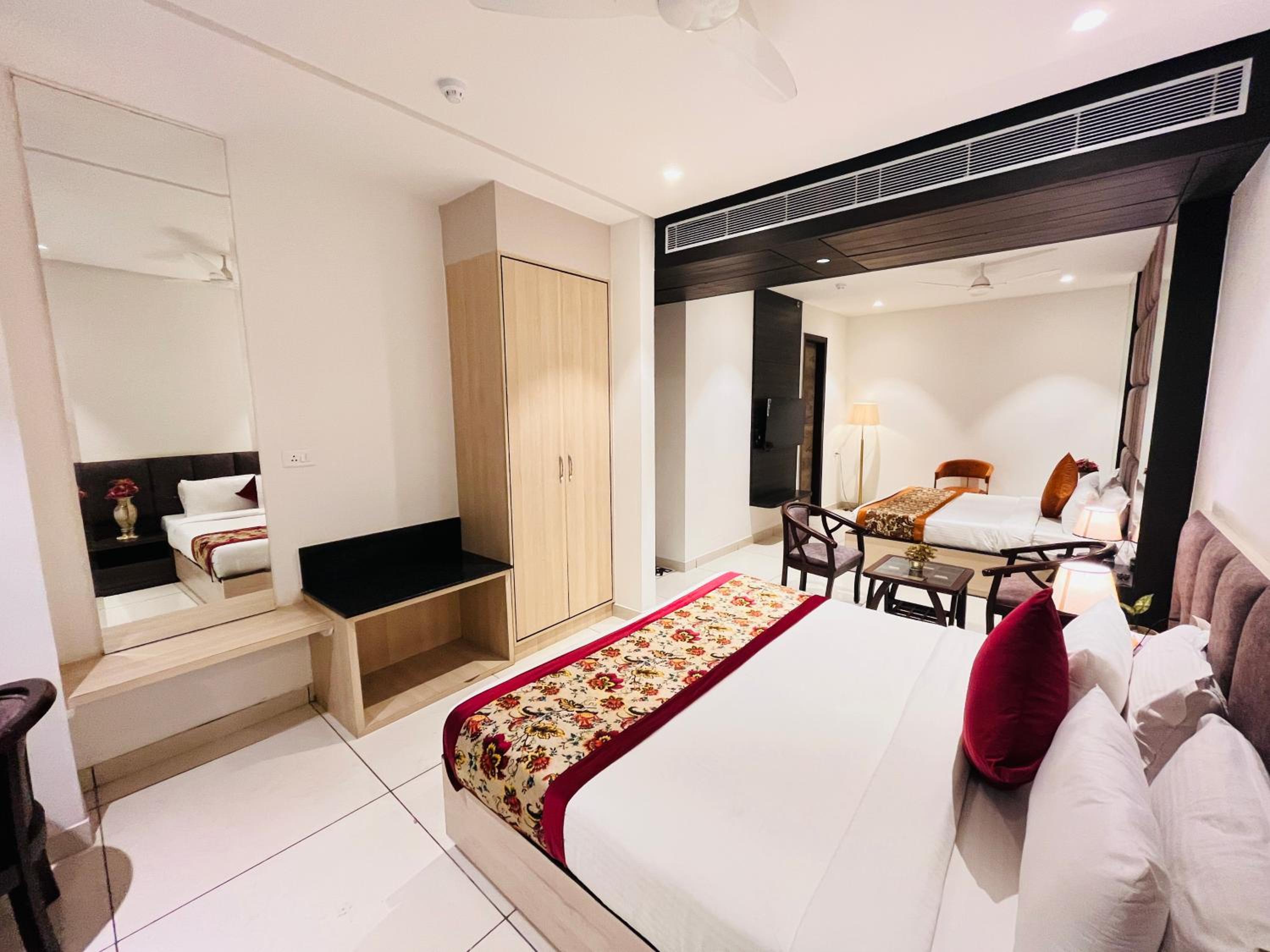 Suite - Photo 10