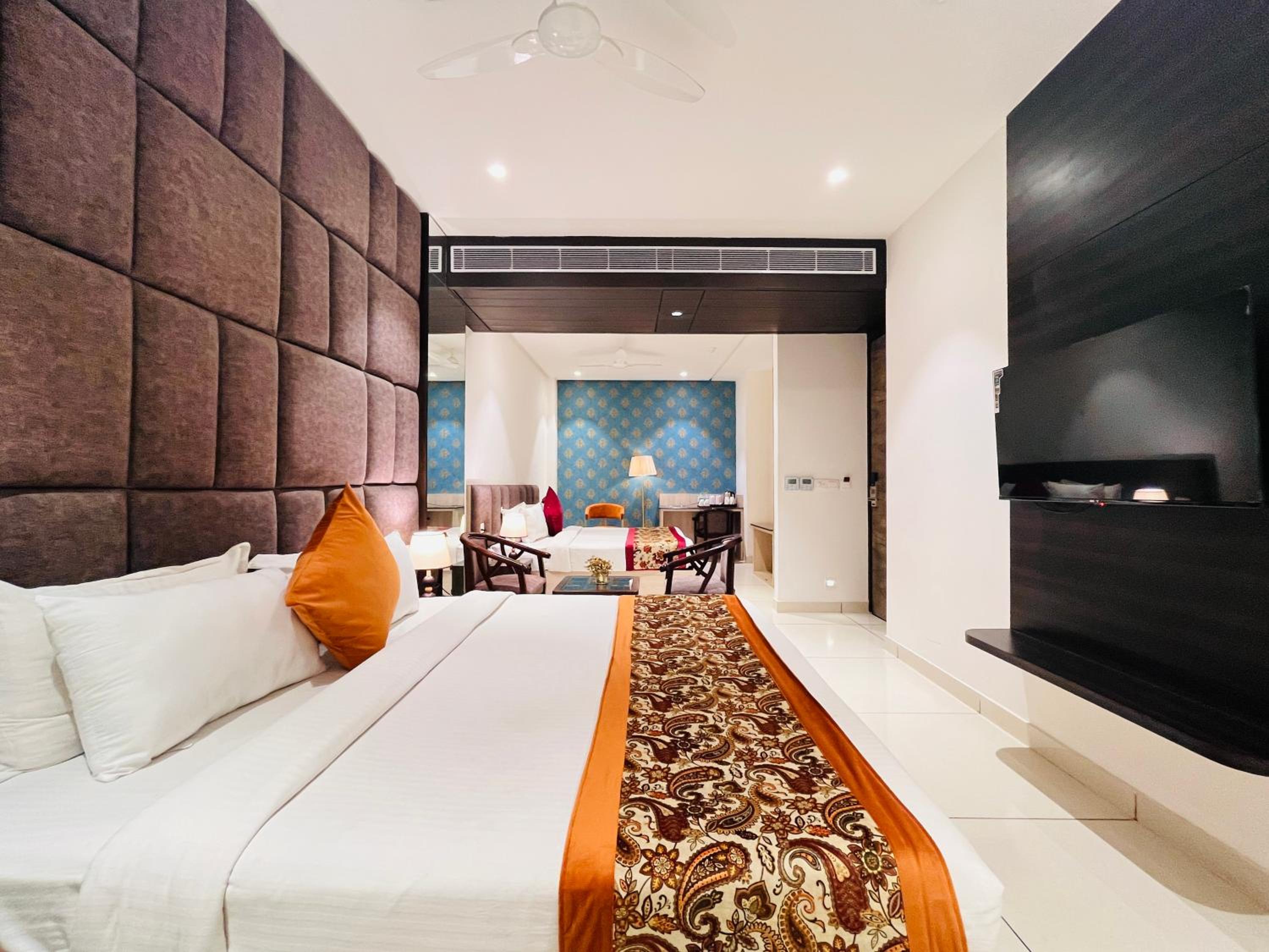 Suite - Photo 11