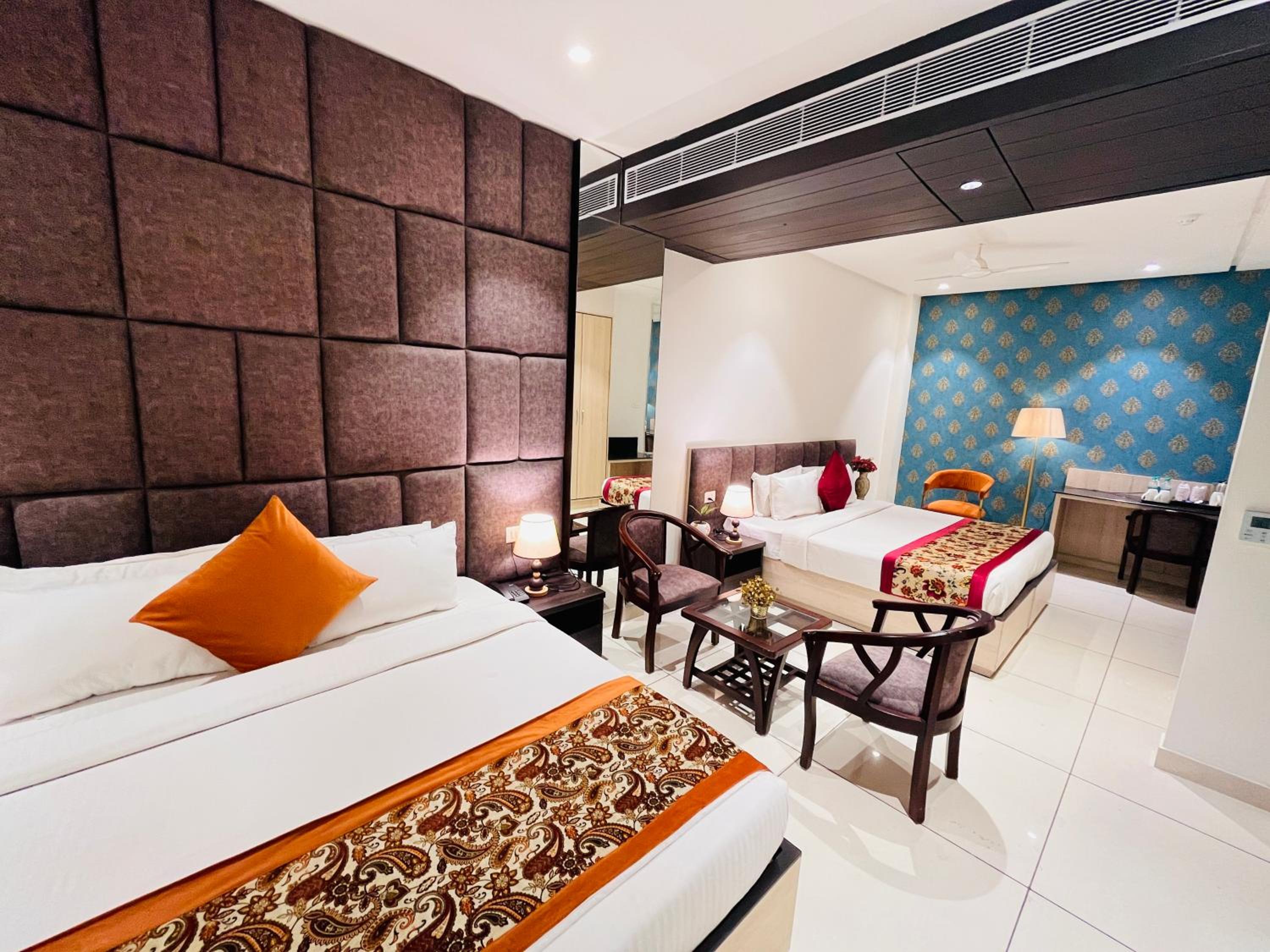 Suite - Photo 1