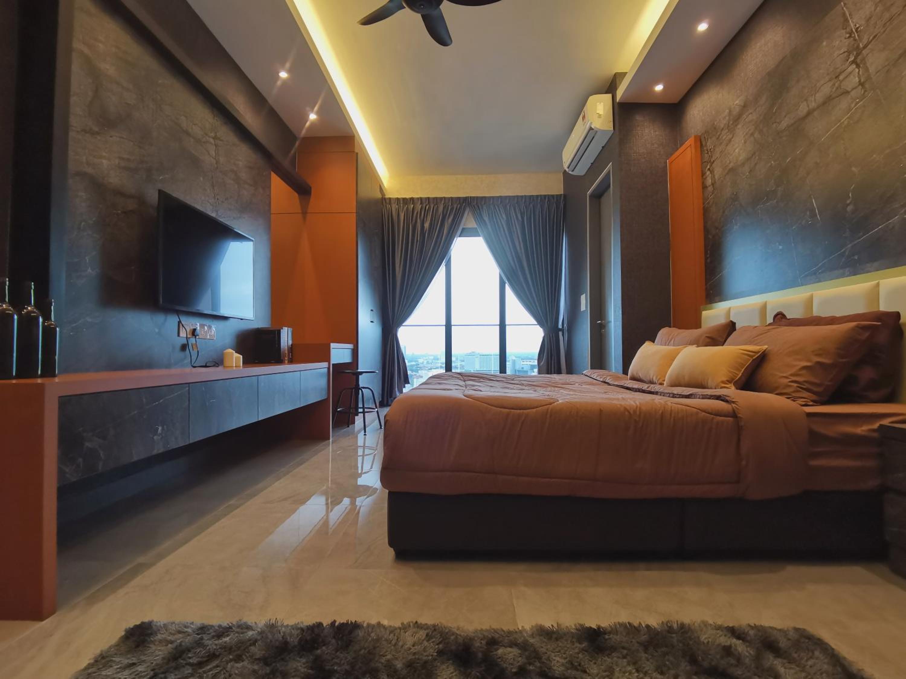 Deluxe King Studio with Balcony(Private Bathtub & City View)