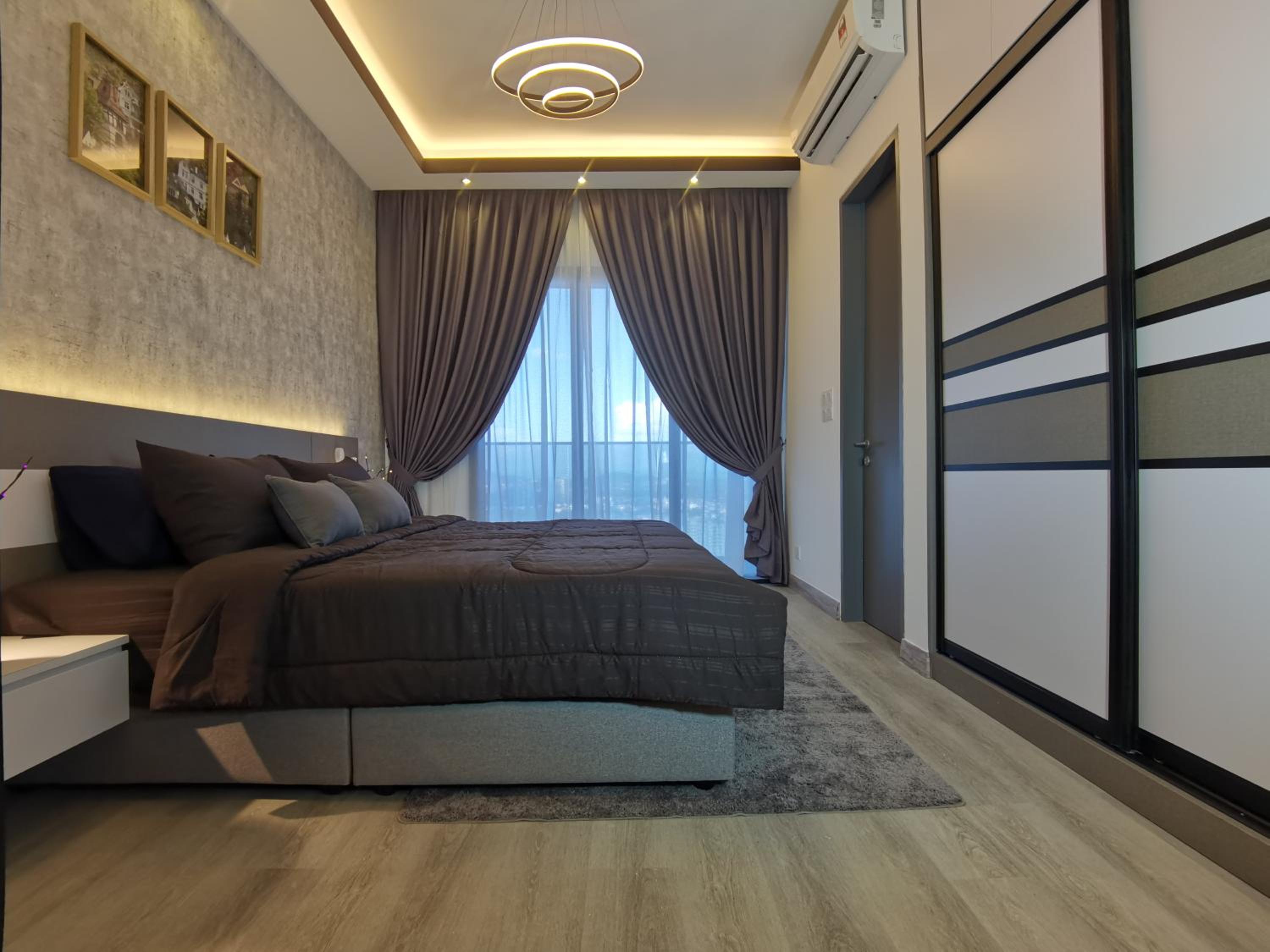 Deluxe King Studio with Balcony (Private Bathtub & City View)