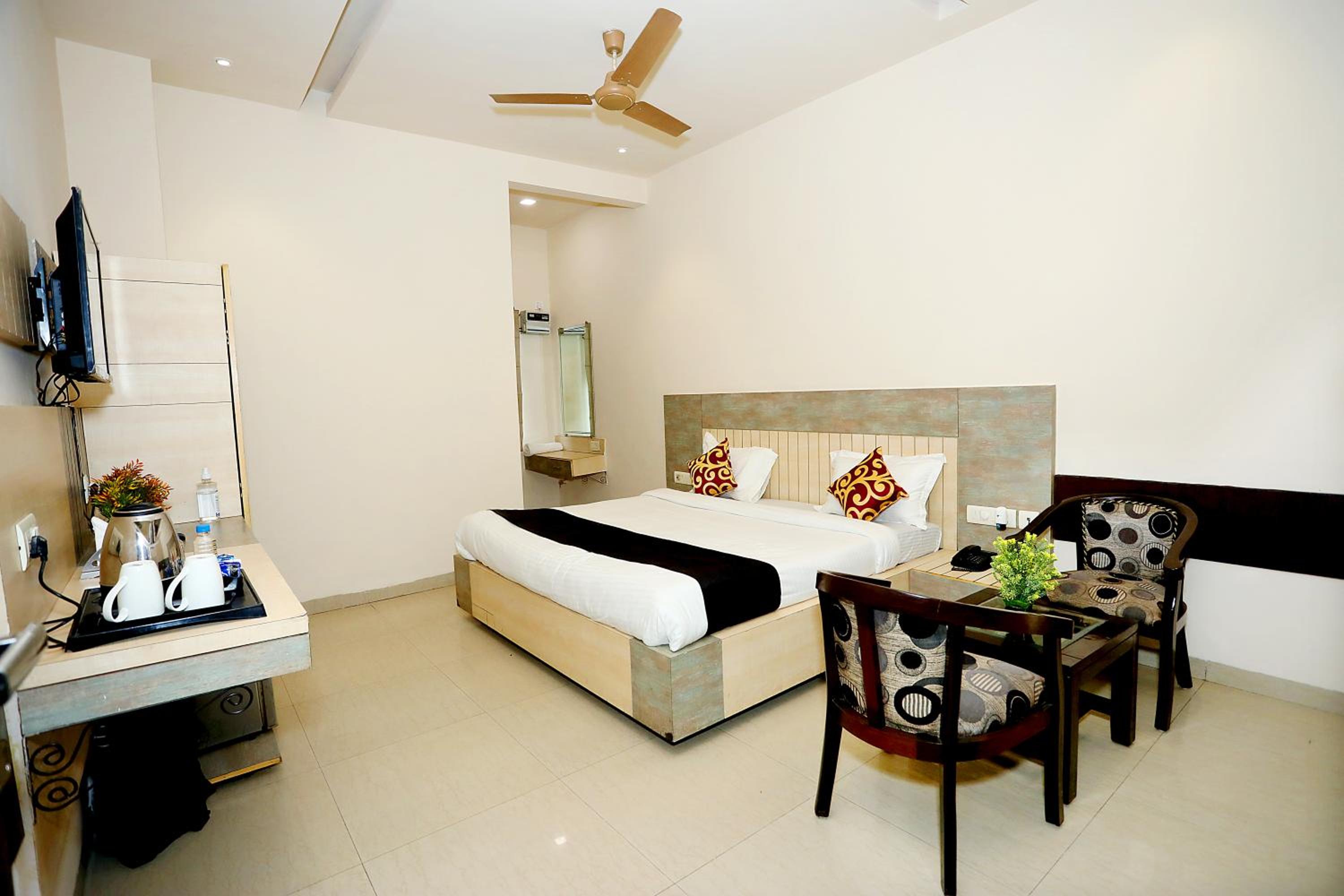 Deluxe Room - Photo 6
