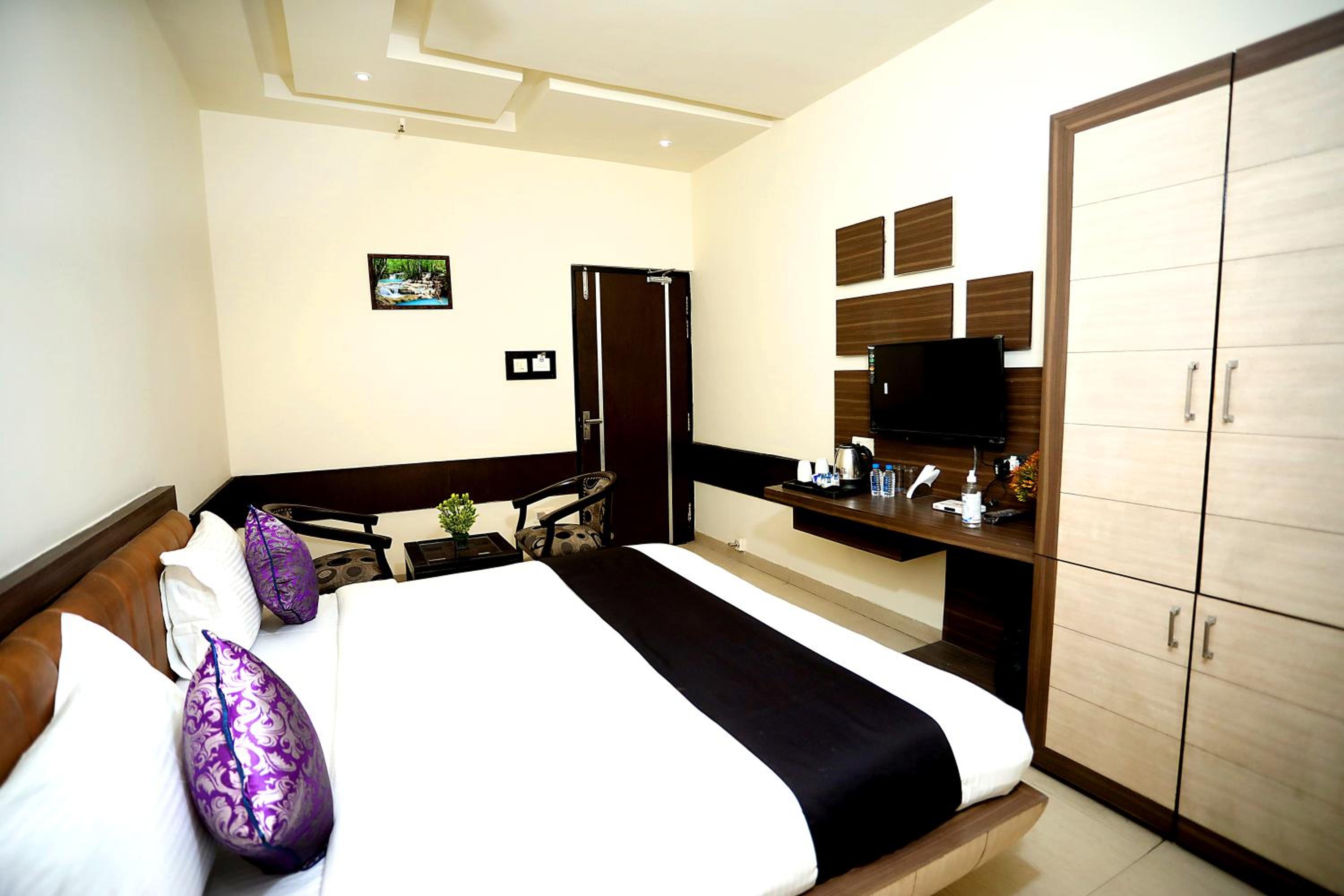 Deluxe Room - Photo 11