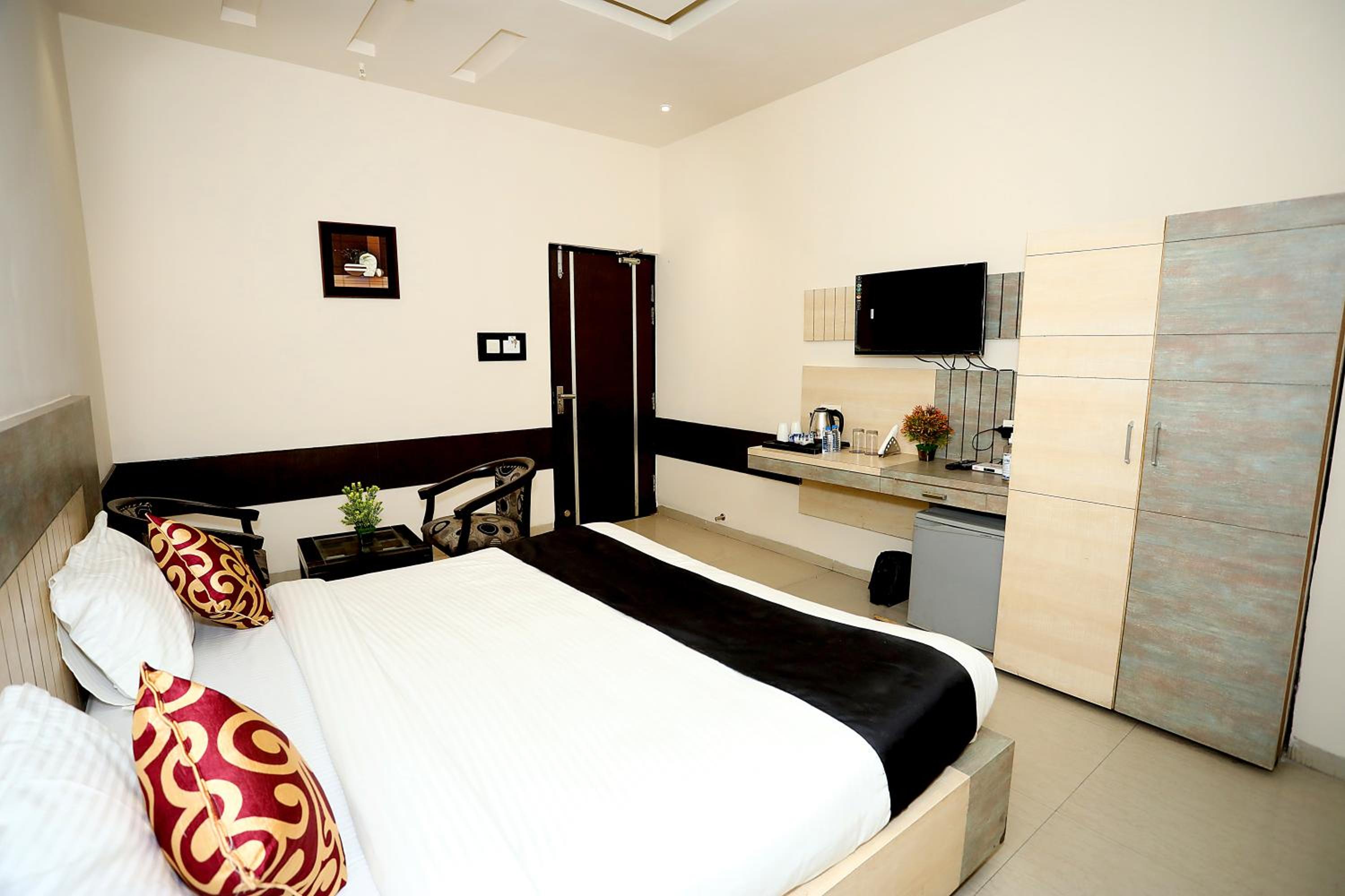 Deluxe Room - Photo 8