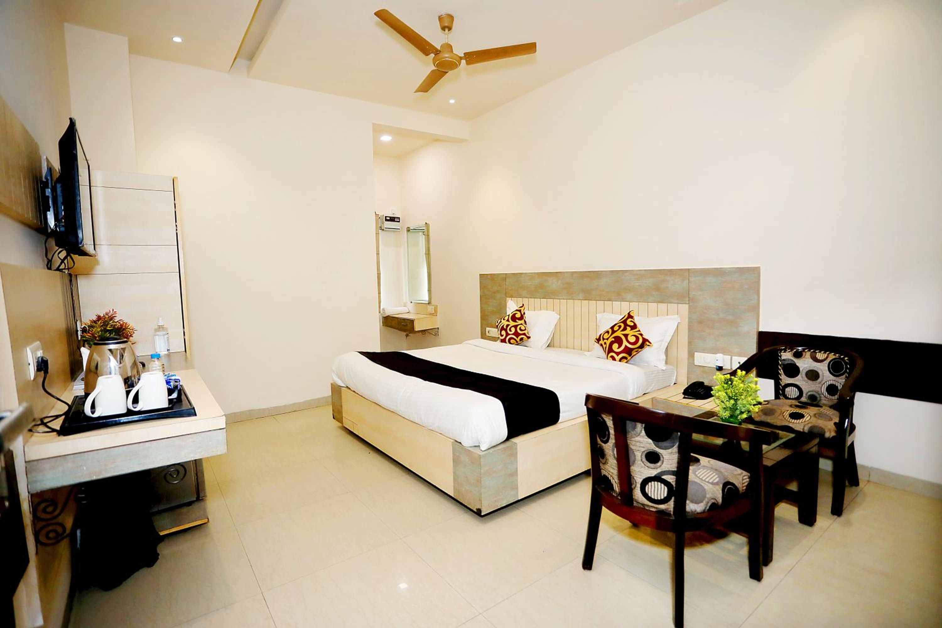 Deluxe Room - Photo 10