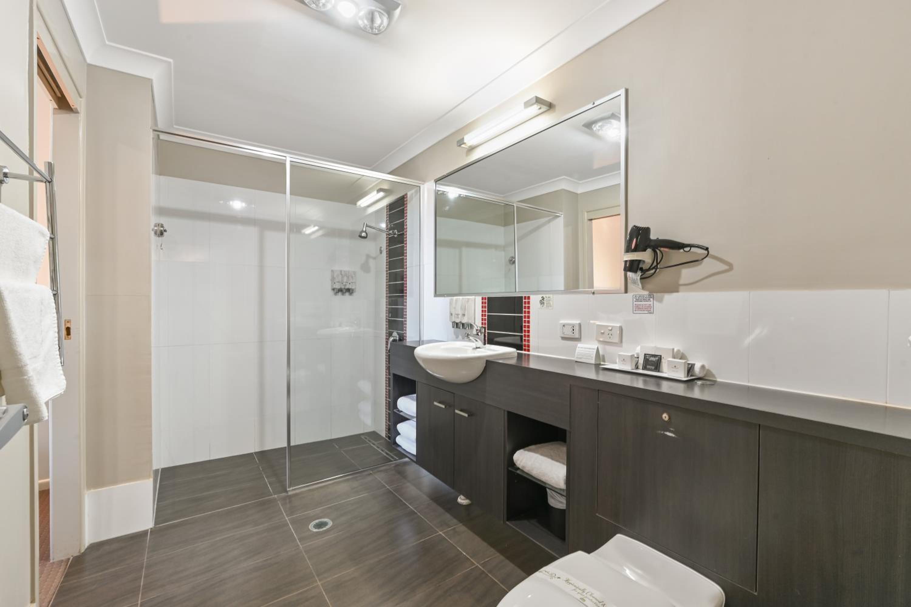 Deluxe Two Bedroom Apartment - Photo 5