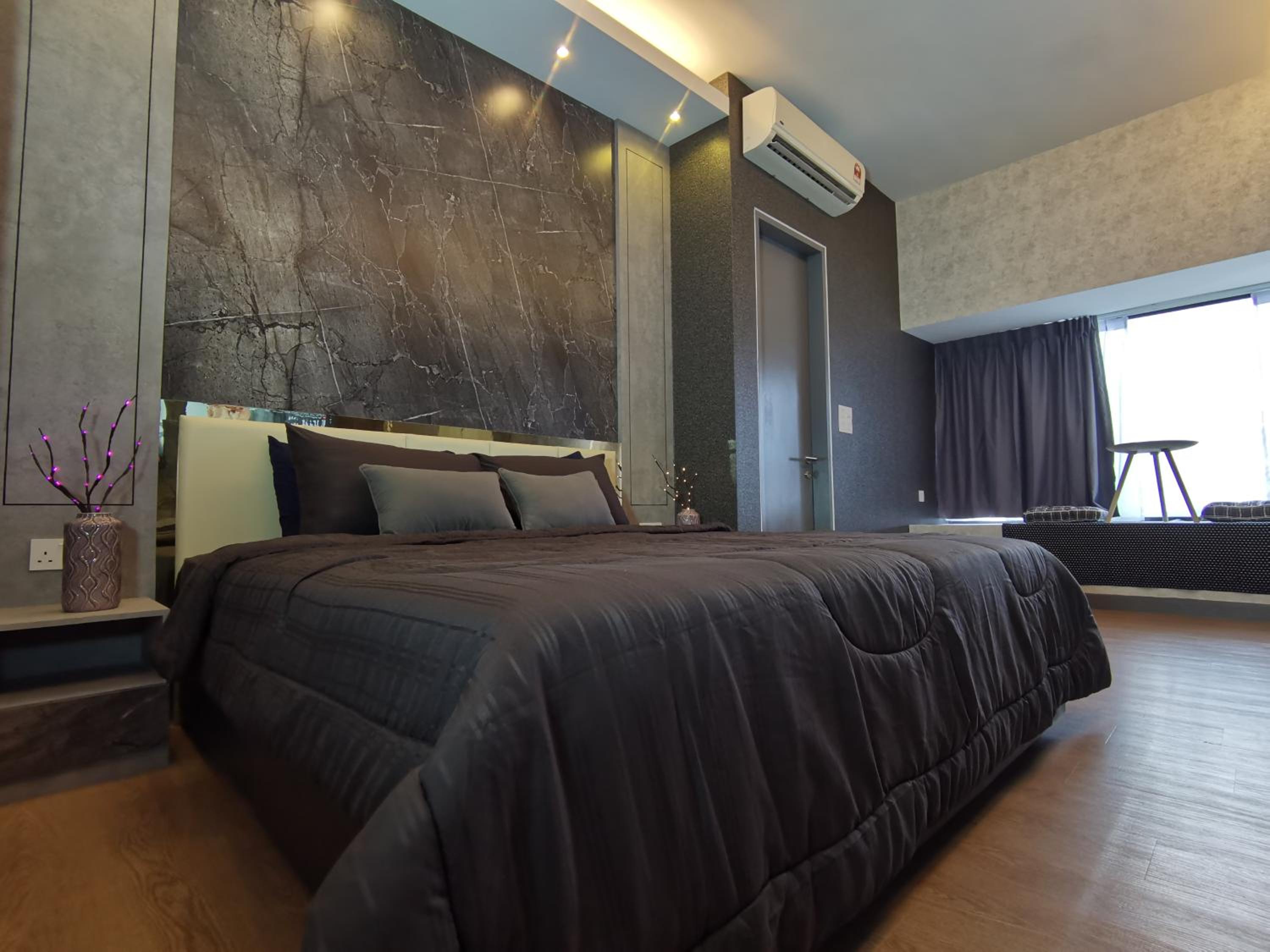 Deluxe King Studio (Private Bathtub & Partial Sea View)