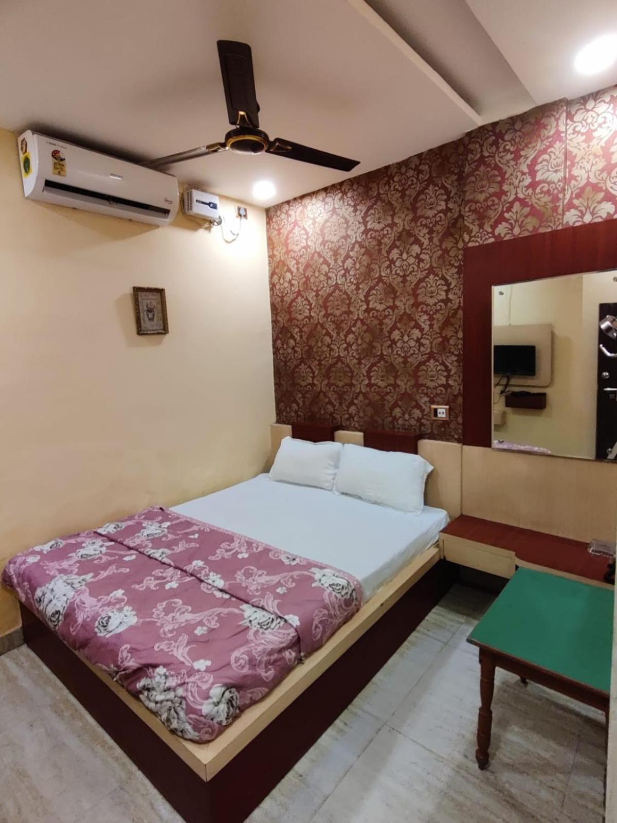 Deluxe Double Room (2 Adults + 1 Child)