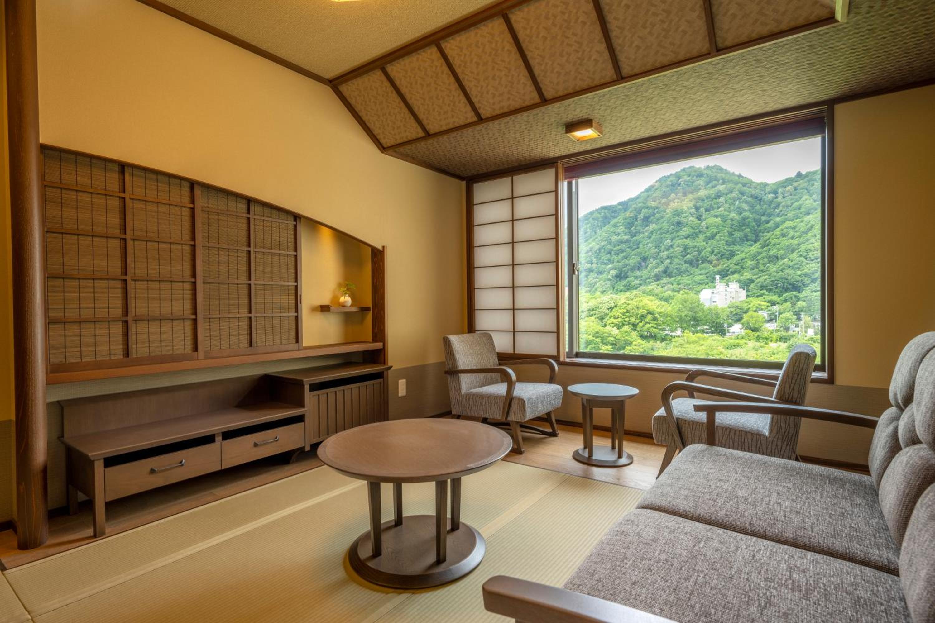 Deluxe Twin Room with Hot Spring Bath - Photo 4