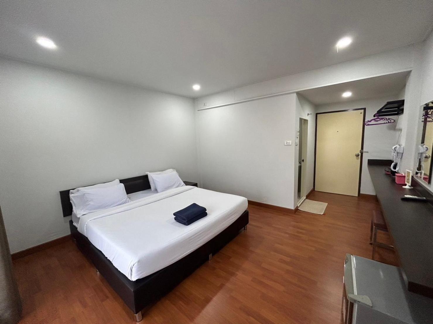Deluxe King Room - Photo 2