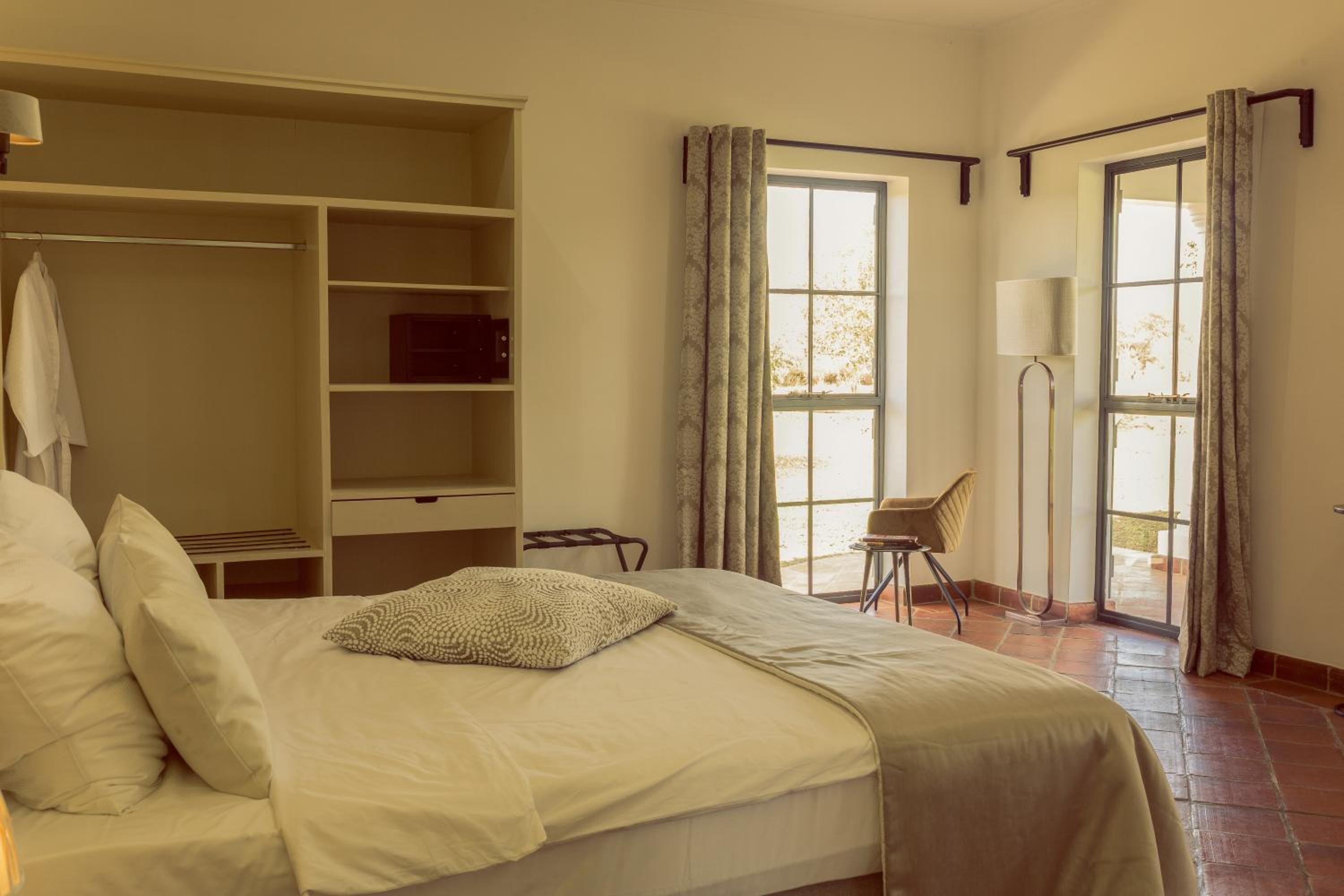 Double Room with Pool View - Photo 2