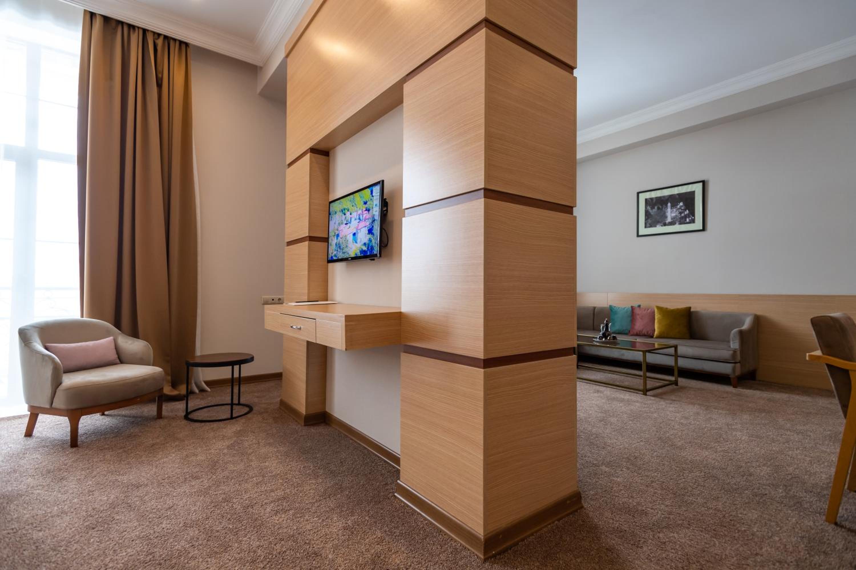 Deluxe Double Room with Balcony photo 3