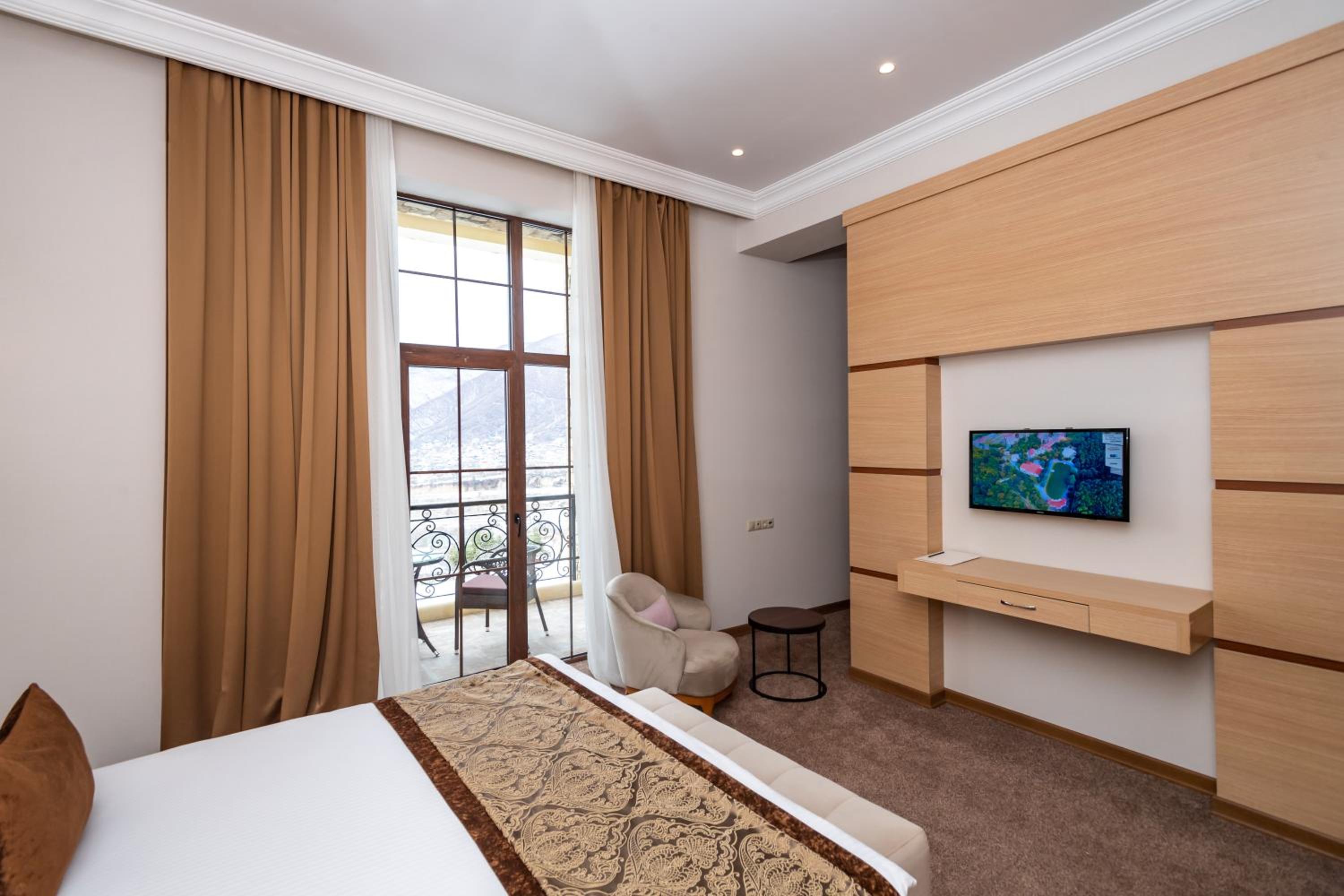 Deluxe Double Room with Balcony photo 2