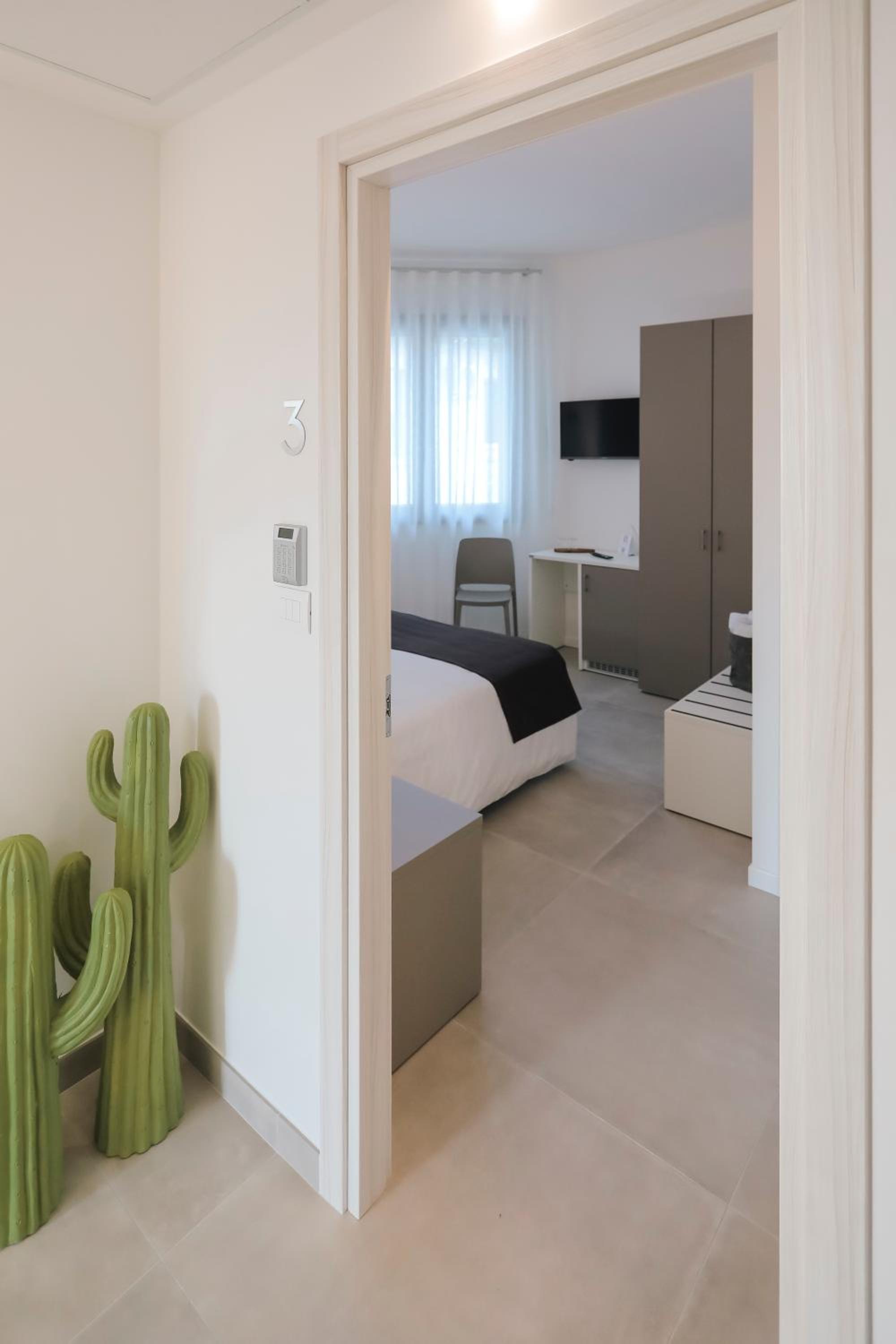 Double or Twin Room with Private Bathroom photo 3
