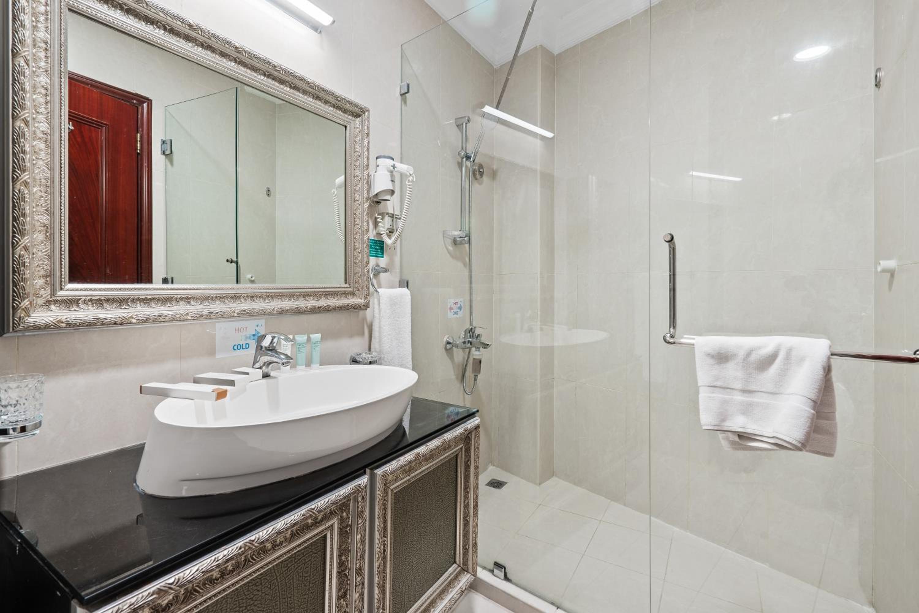 Standard Double or Twin Room - Photo 7