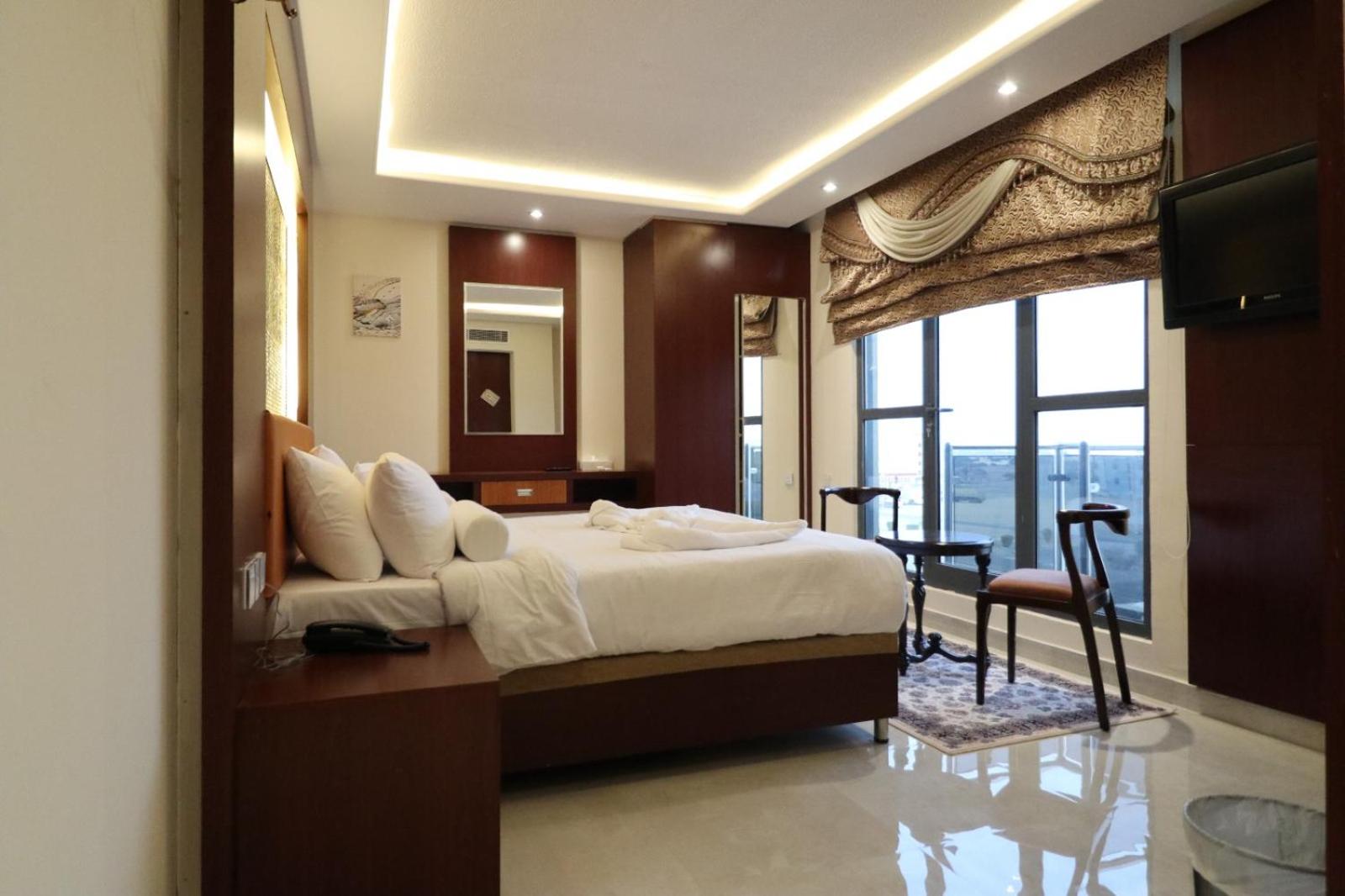 Deluxe King Suite