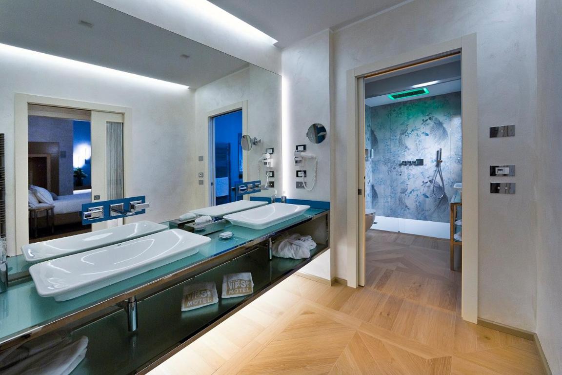 Executive Suite - Photo 6