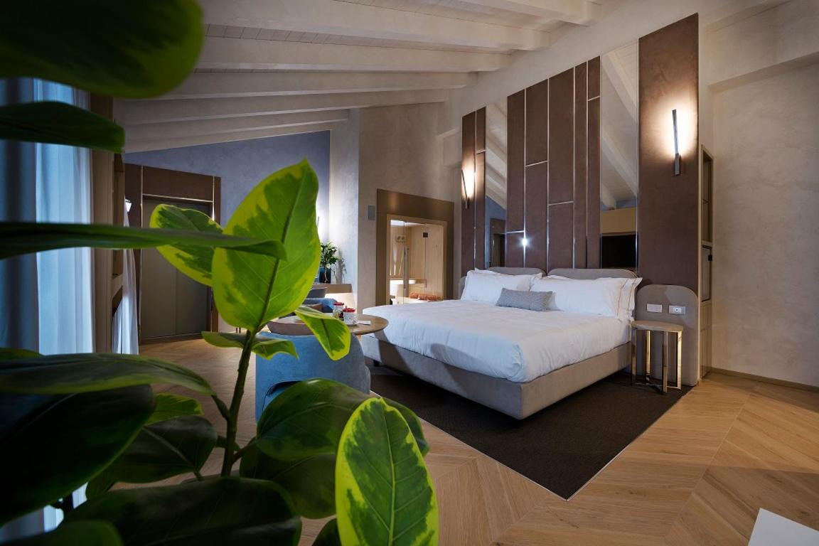 Executive Suite - Photo 5
