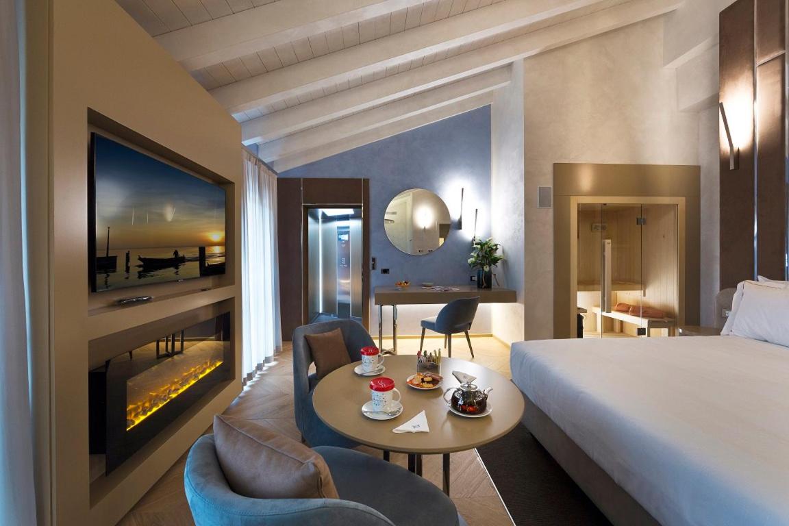 Executive Suite - Photo 1