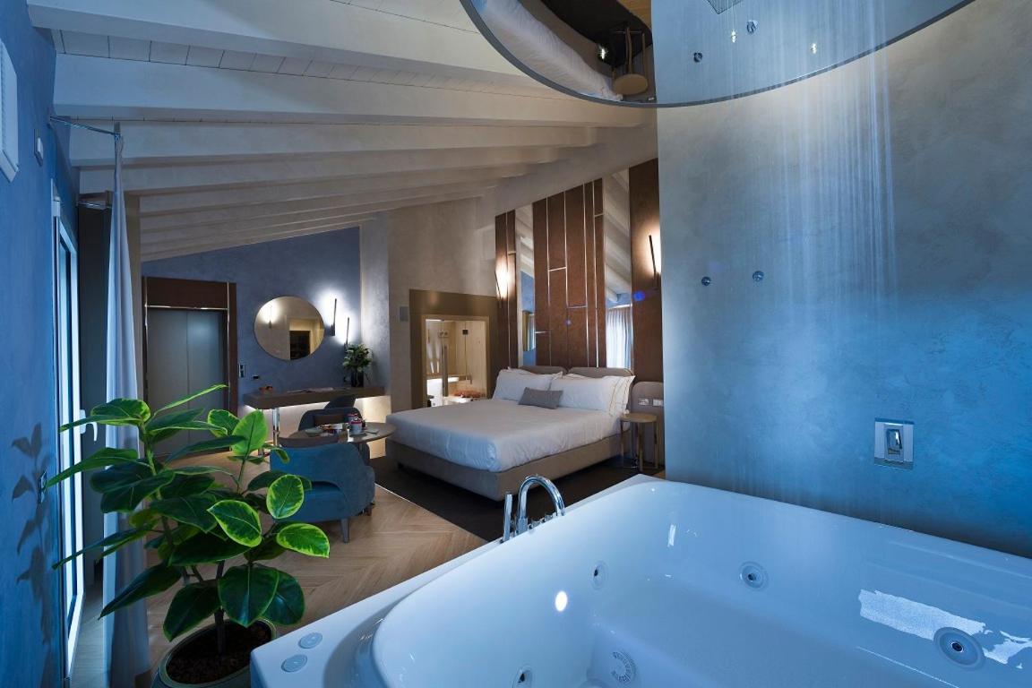 Executive Suite - Photo 2