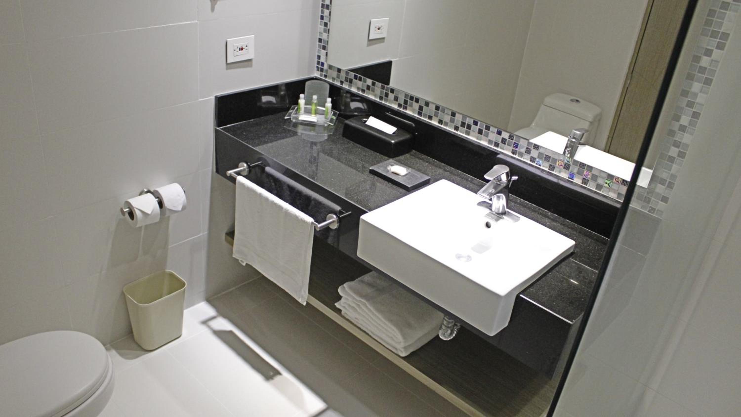 Standard Double Room with Two Double Beds - High Floor photo 2