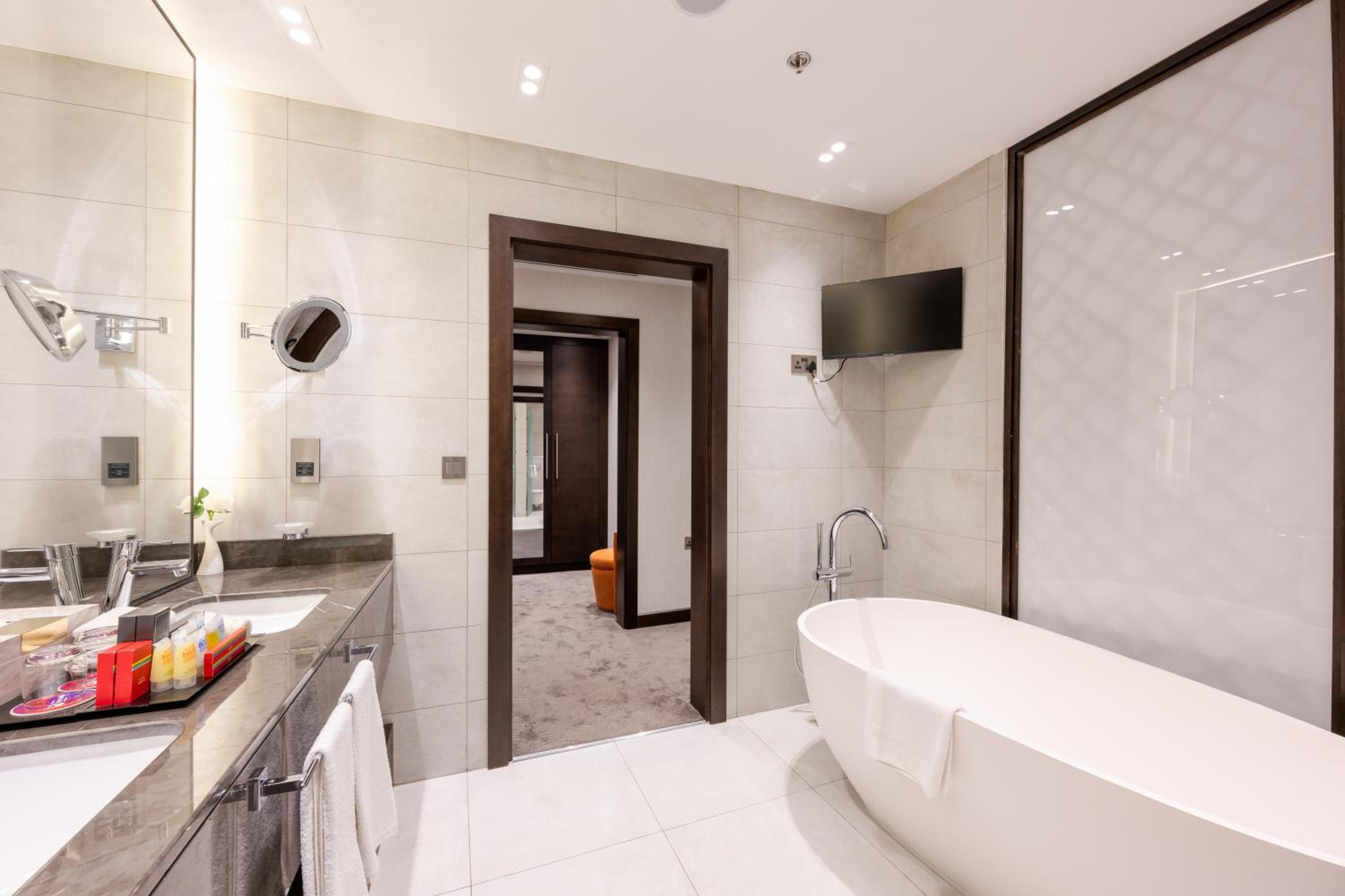 Diplomatic Suite - Photo 25