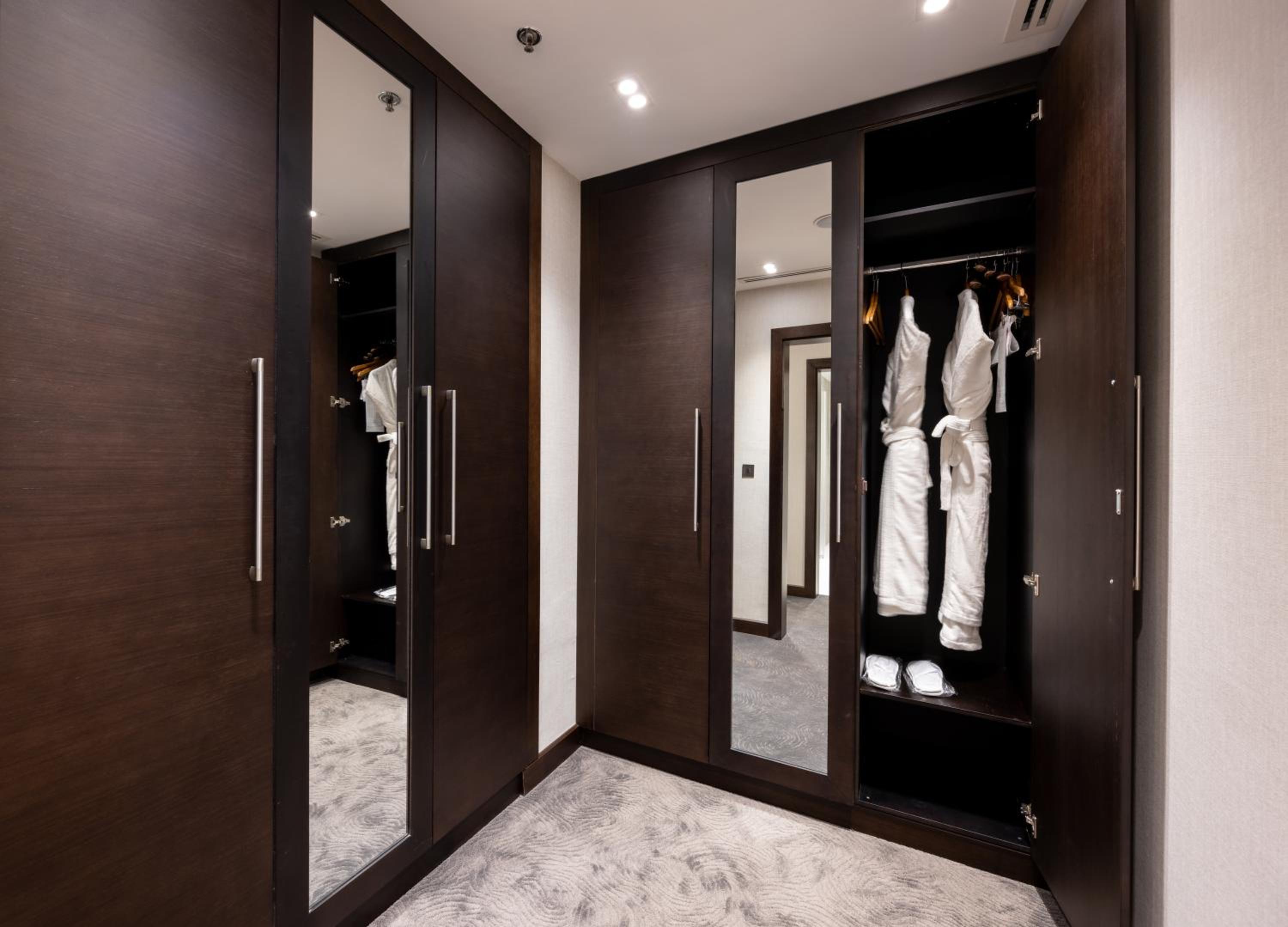 Diplomatic Suite - Photo 23