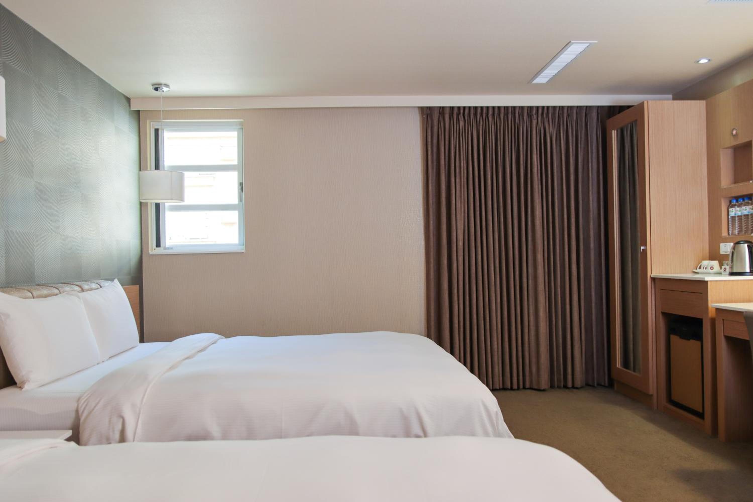 Quadruple Room - Disability Access photo 3
