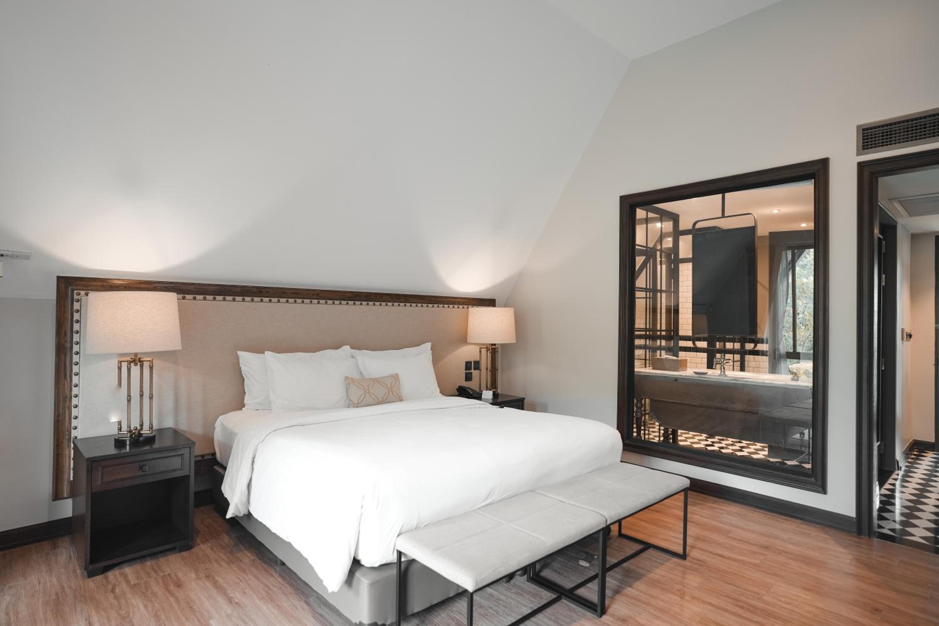 Deluxe King Room - Photo 11