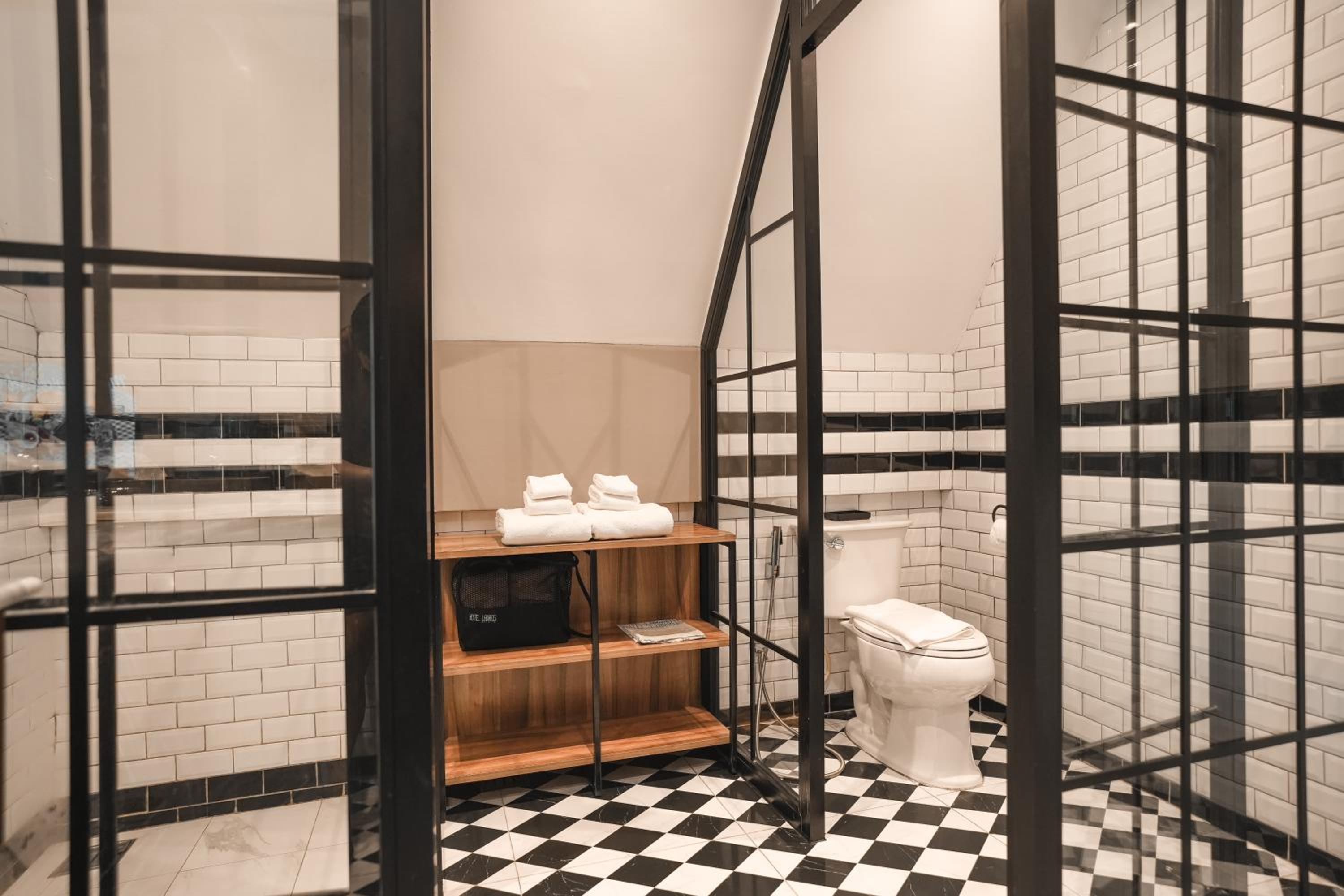 Deluxe King Room - Photo 10