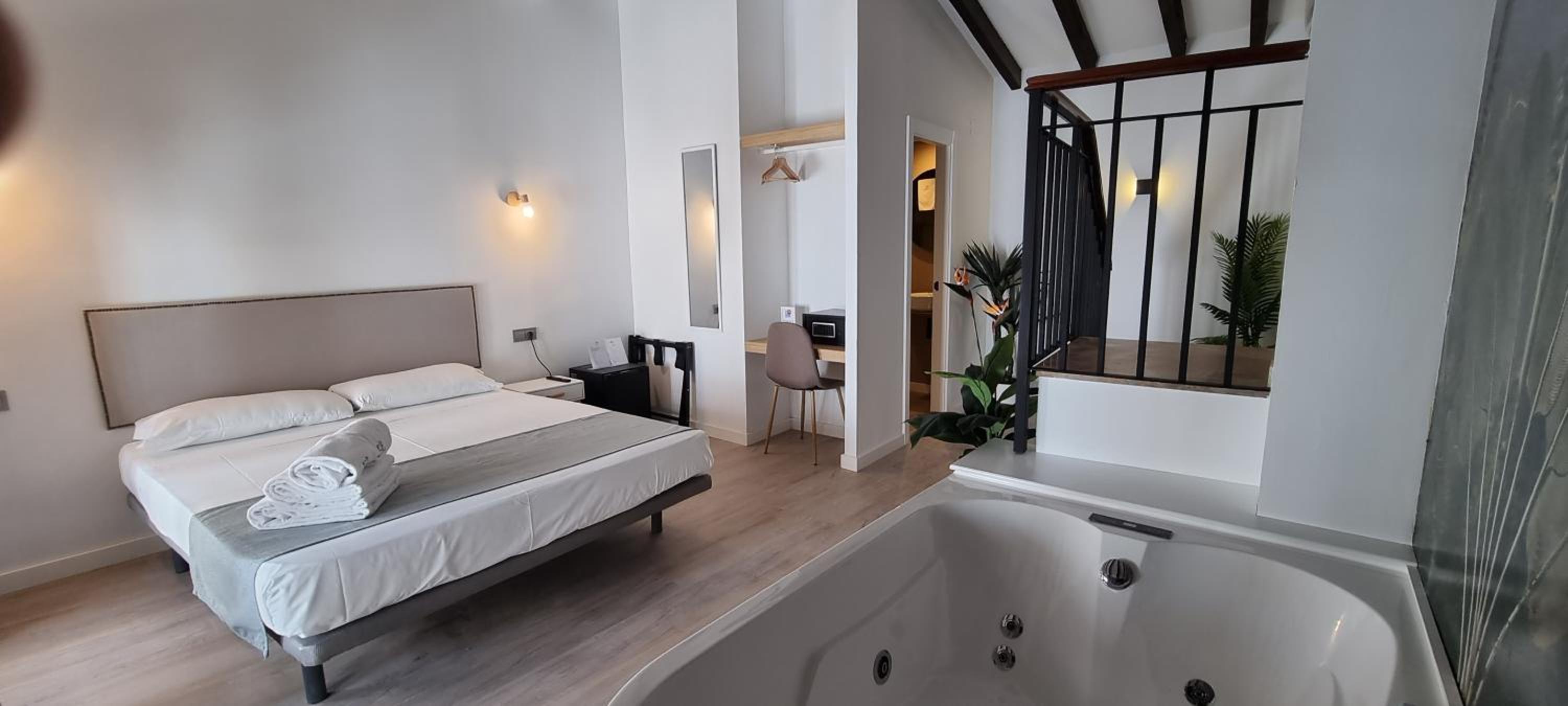 Queen Room with Spa Bath photo 2