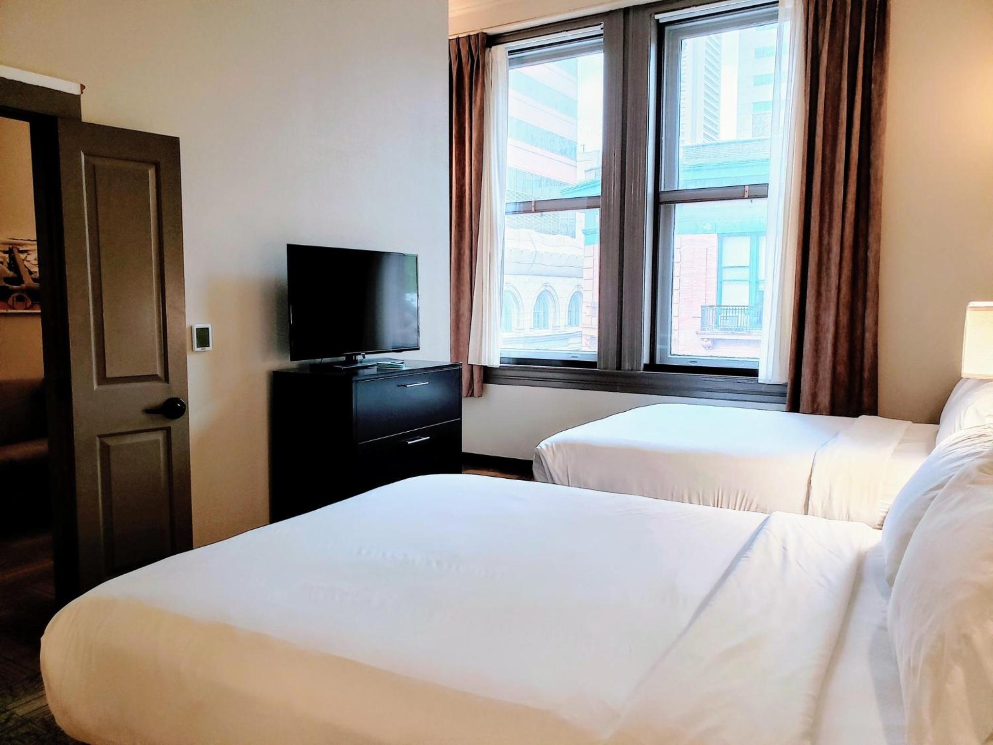 One-Bedroom Queen Suite