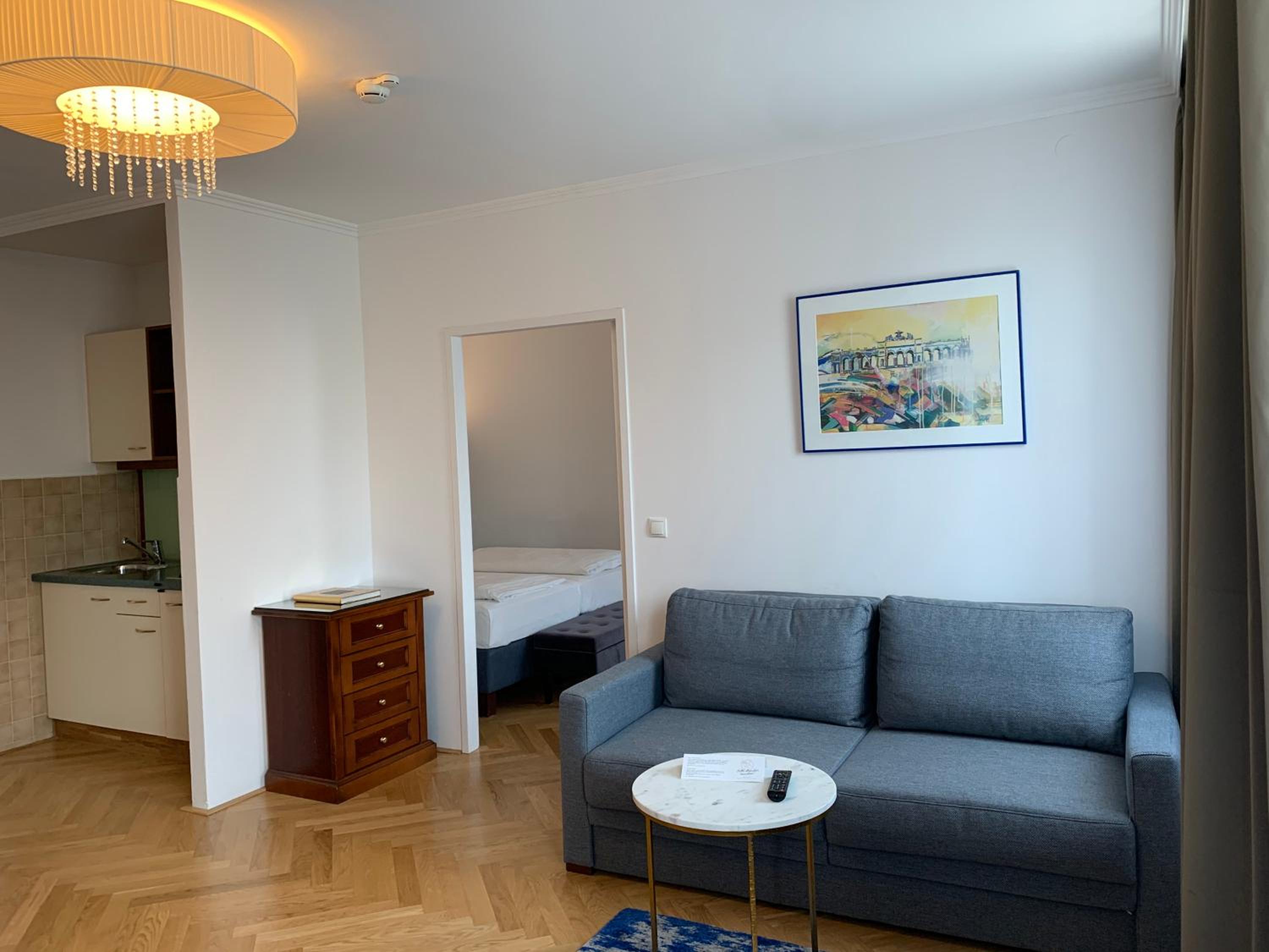 Superior One Bedroom Apartment thumbnail 5