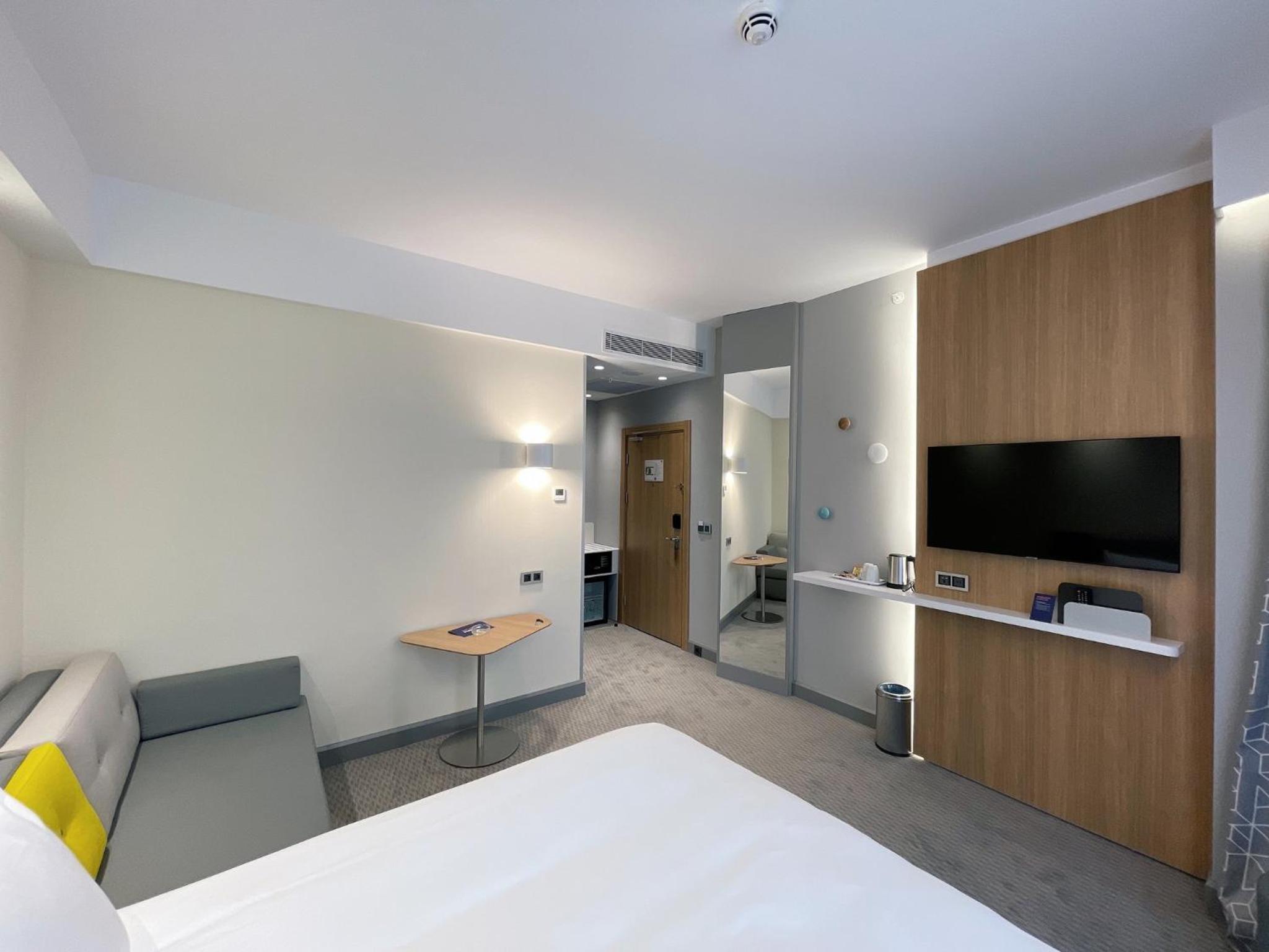 Standard Queen Room with Sofa Bed - Smoking - Photo 1