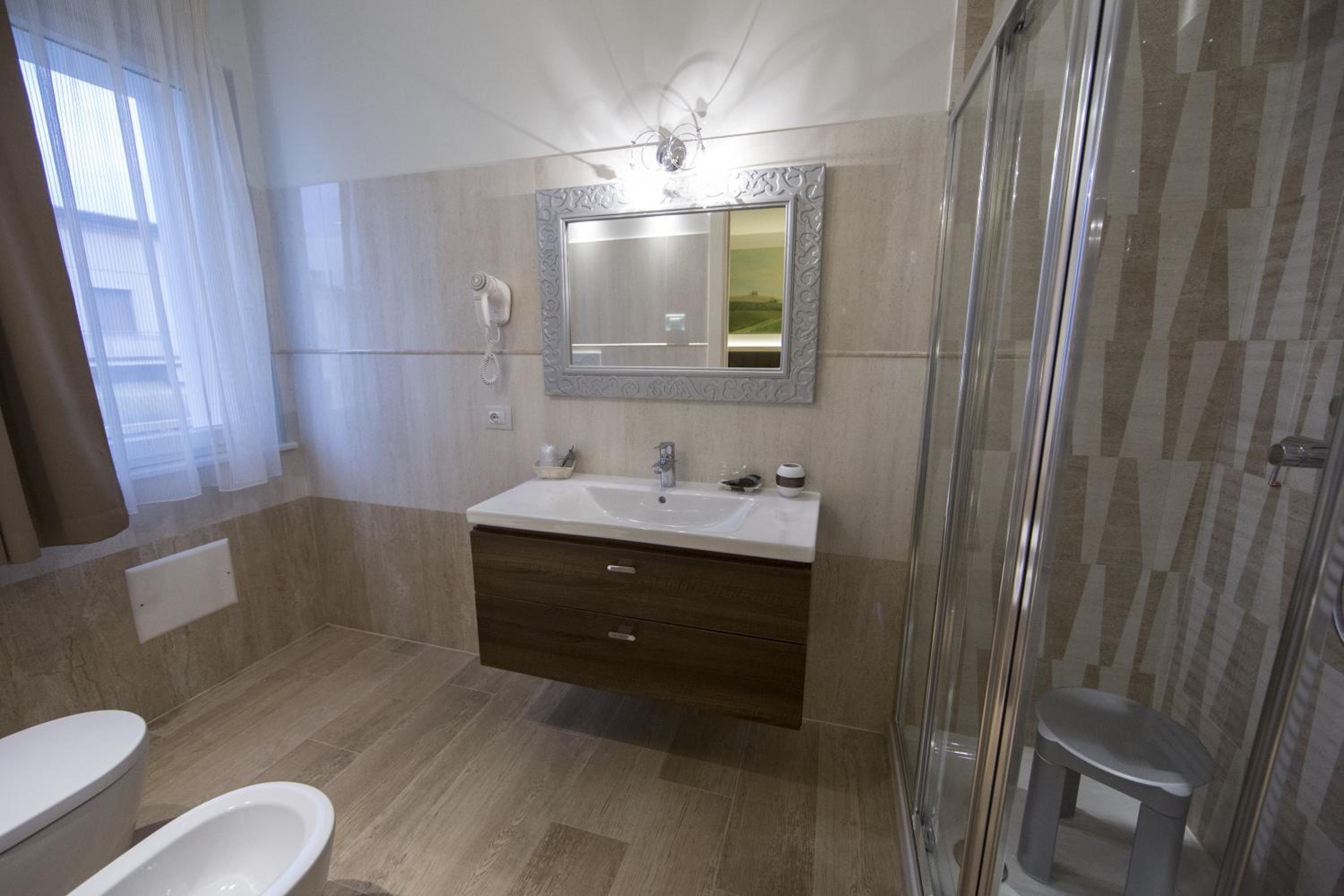 Deluxe Double Room with Balcony - Photo 7