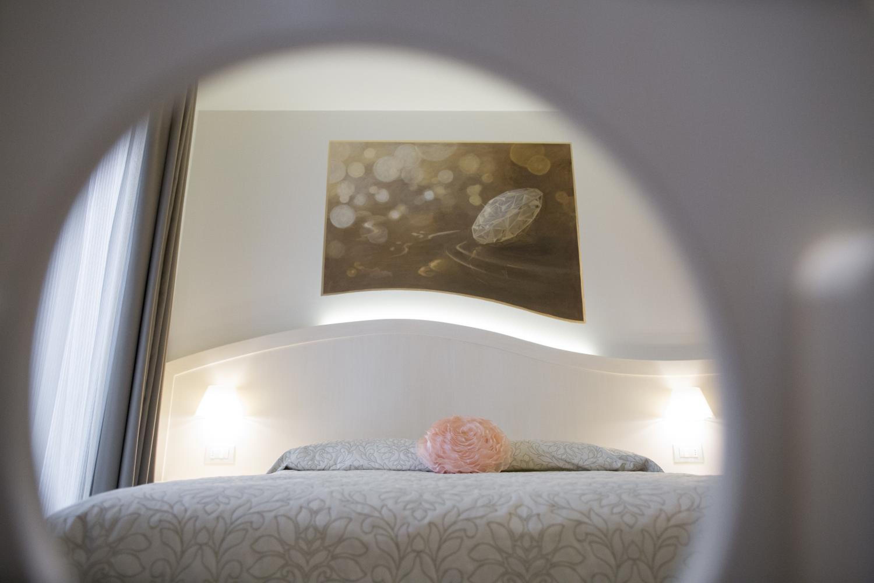 Deluxe Double Room with Balcony - Photo 4