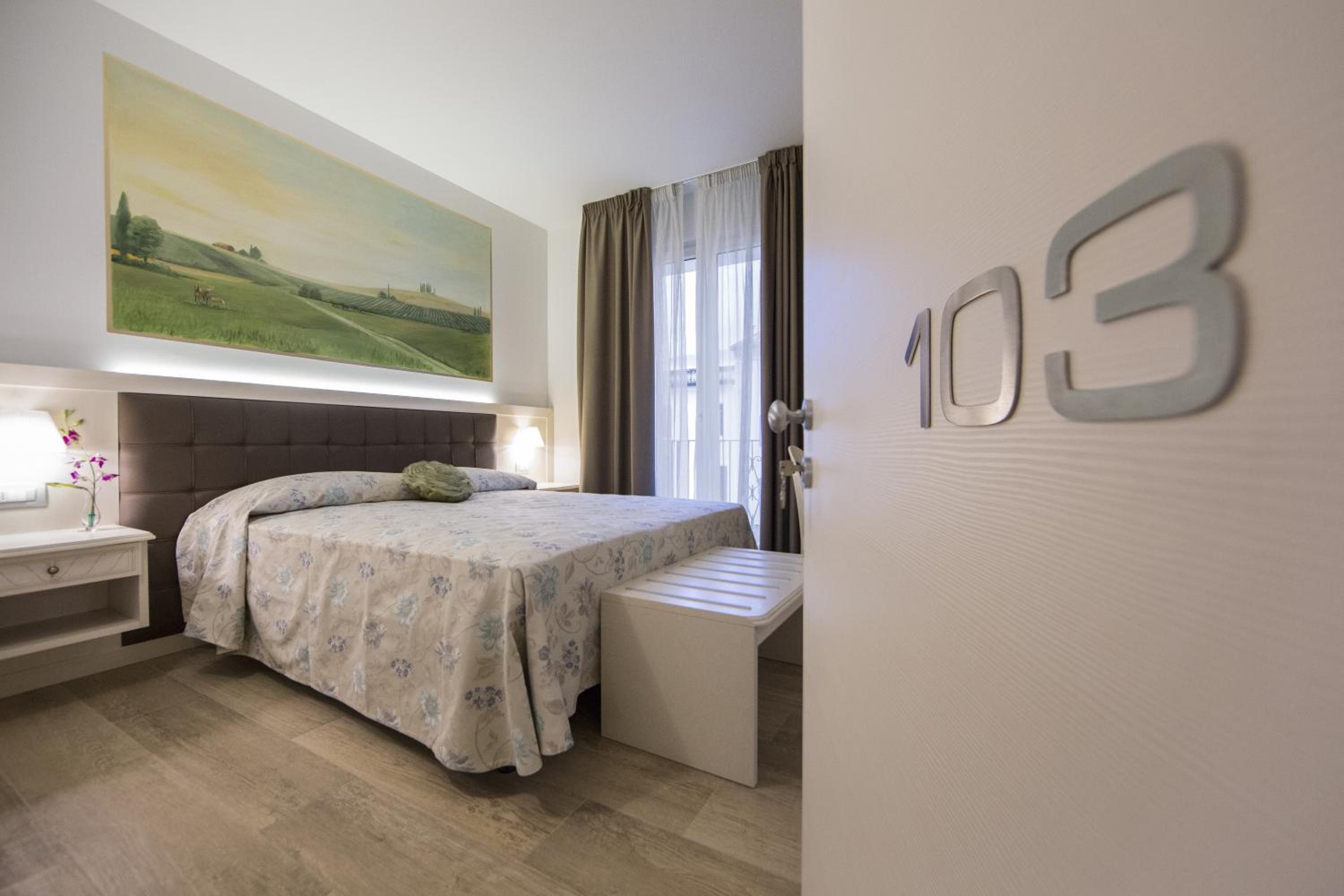 Deluxe Double Room with Balcony - Photo 5